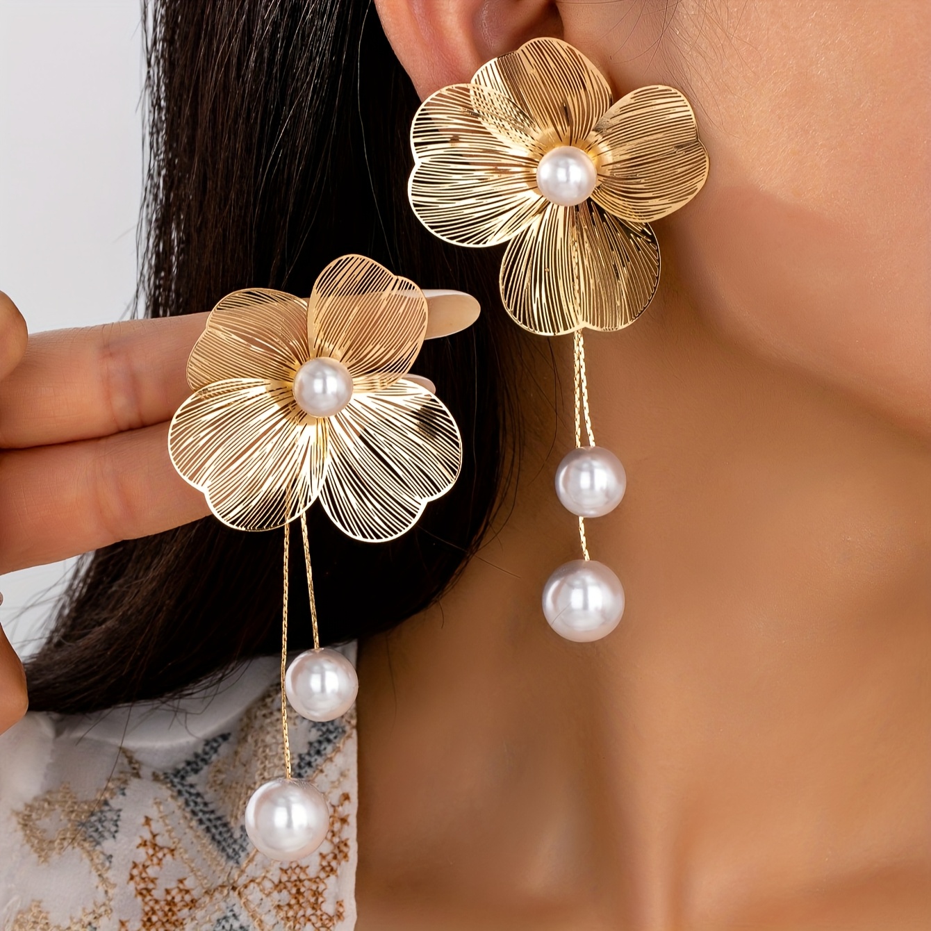 Pendientes colgantes florales de tono dorado elegantes con detalles de perlas de imitación - Diseño de filigrana de cobre chic para mujeres, perfecto para uso diario o ocasiones especiales.