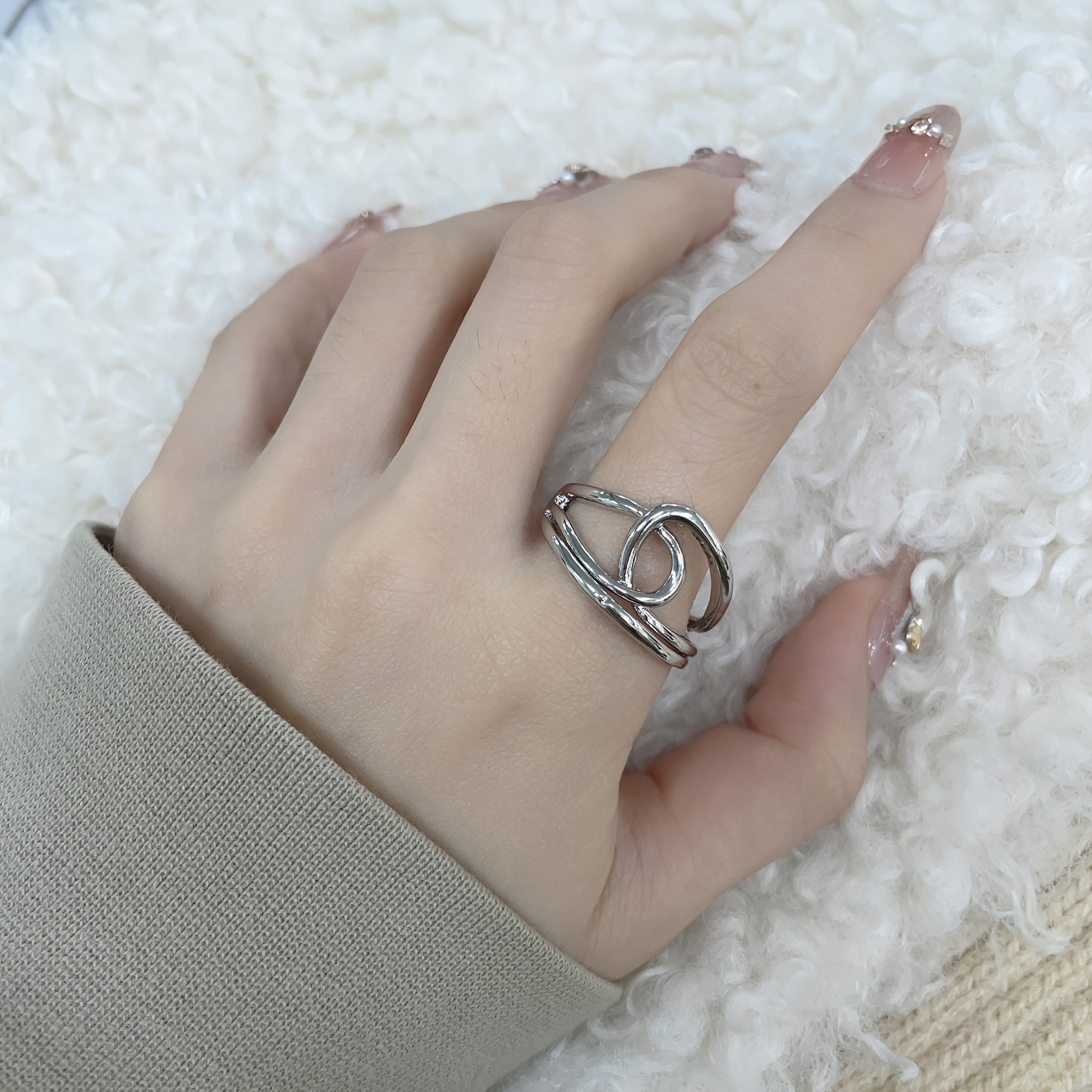 

Vintage Irregular Design Large Silvery Ring With Ring , Suitable For Christmas, New Year, And Valentine's Day Gifts For Men And Women In Europe And America.