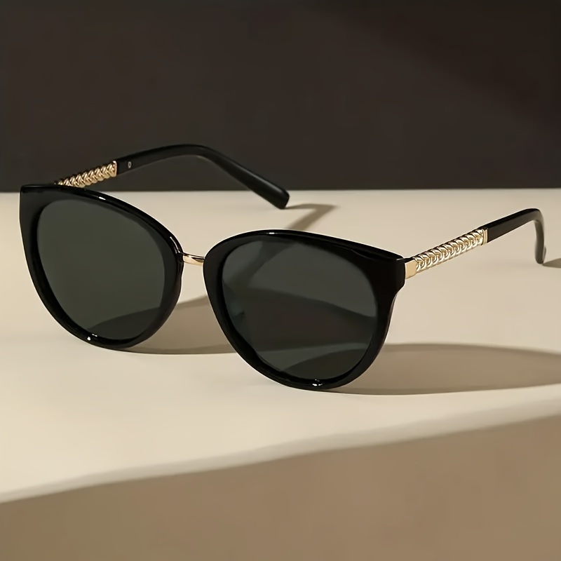 

Unique Cat-eye Sunglasses With Solid Color Design Decorative Chain For Added Style Perfect For Everyday Wear