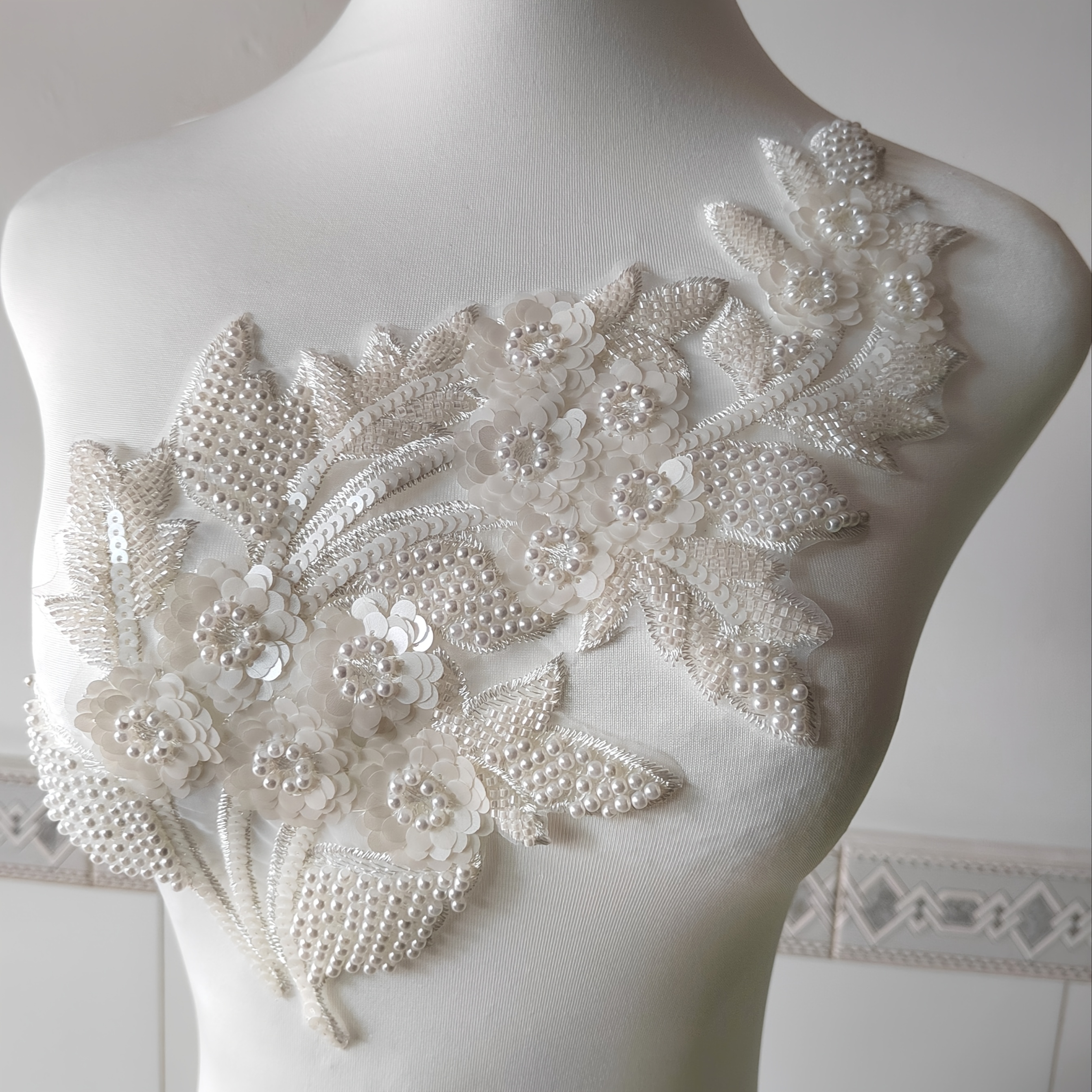E-shop Weißer Pailletten bestickter Blumenapplikation, eleganter Strassblumen-Aufnäher für DIY-Modeaccessoires, Kleiderdekoration,