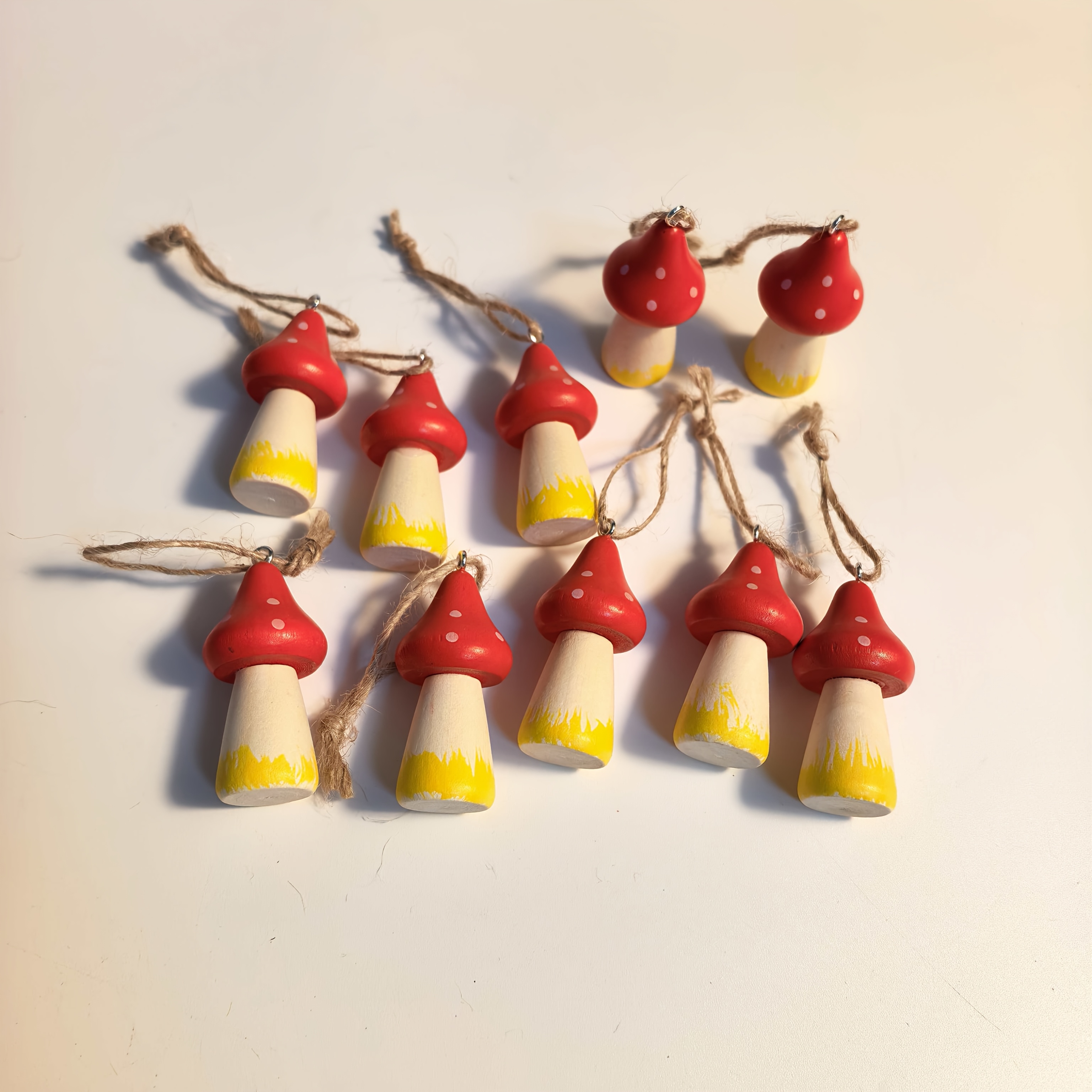 TEMU 10 pièces Mini Chapeaux de en Bois avec Boucles pour Suspension - Miniatures en Bois pour DIY, Décorations de Sapin de Noël et d'Artisanat -
