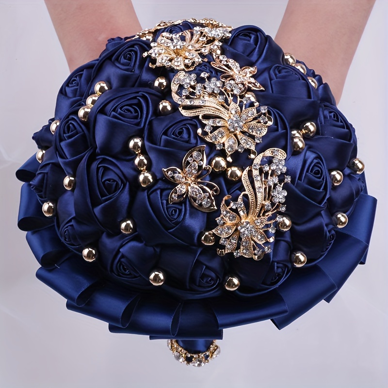   kuyov qizlar buketi boy qizil shifonli güllar bilan kristal va marjon aksessuarlari bilan to'ldirilgan  nikoh to'ylar tafsilotlari 27