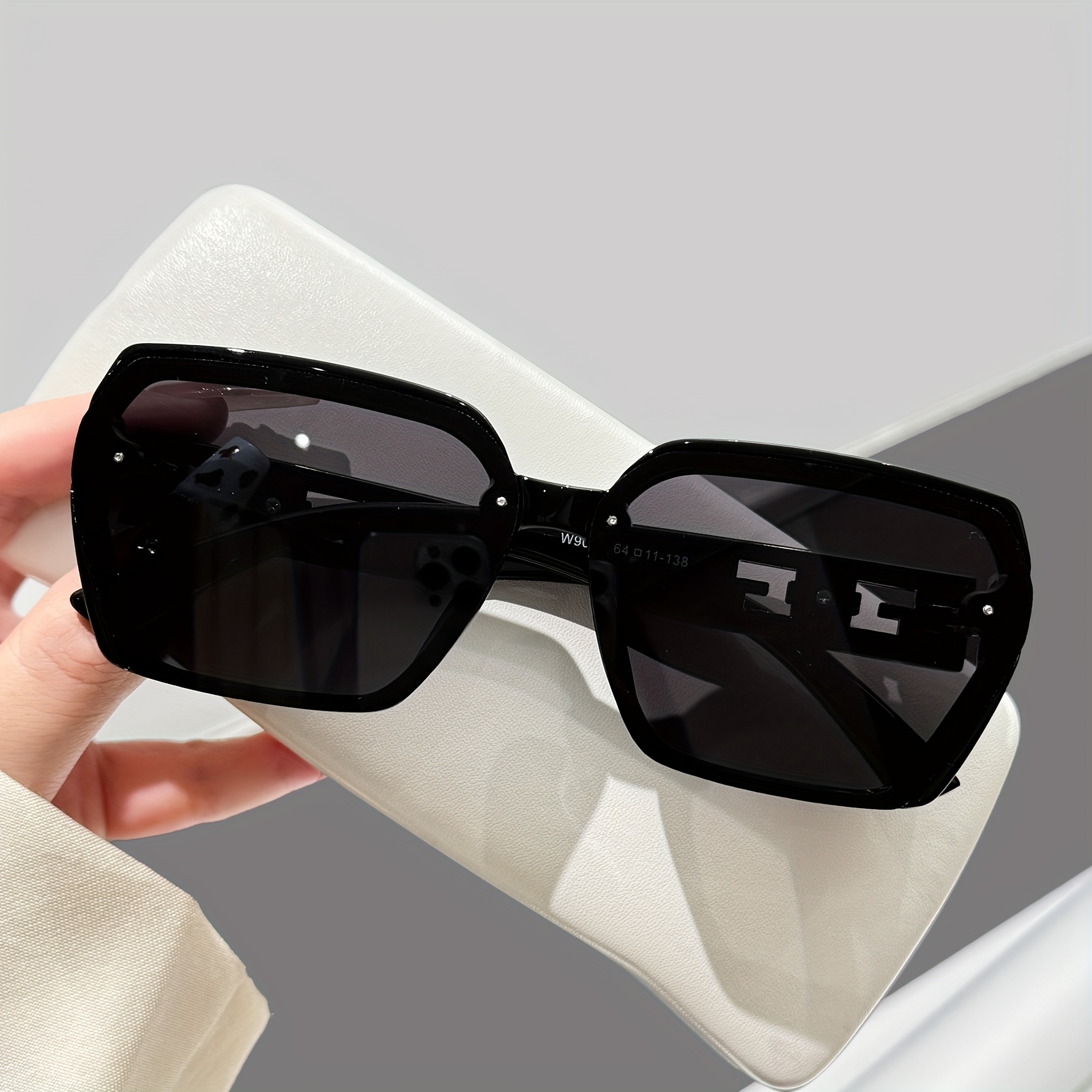 Image of 1pc Black Frame Women's Sunglasses, Fashionable Individual Street Photography Tool Anti- Unisex Suitable For Street Shooting, Parties, Daily Matching