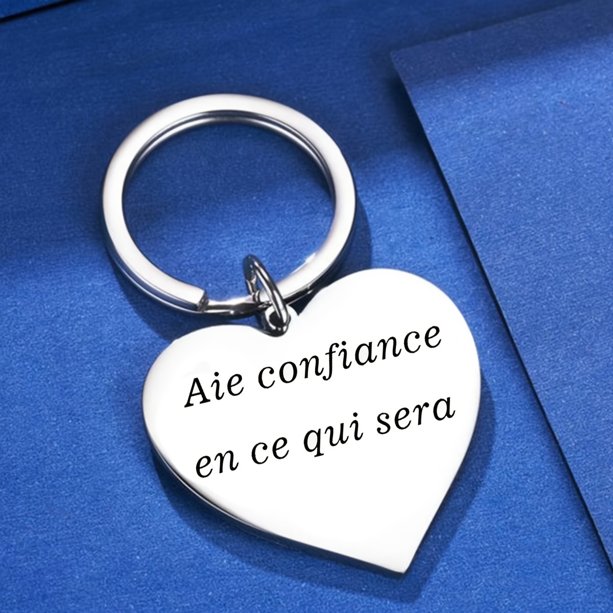 Porte-clés en acier inoxydable en forme de cœur avec une citation inspirante en français, Porte-clés gravé Crois en ce qui adviendra, cadeau parfait pour la famille et les  . détails 4