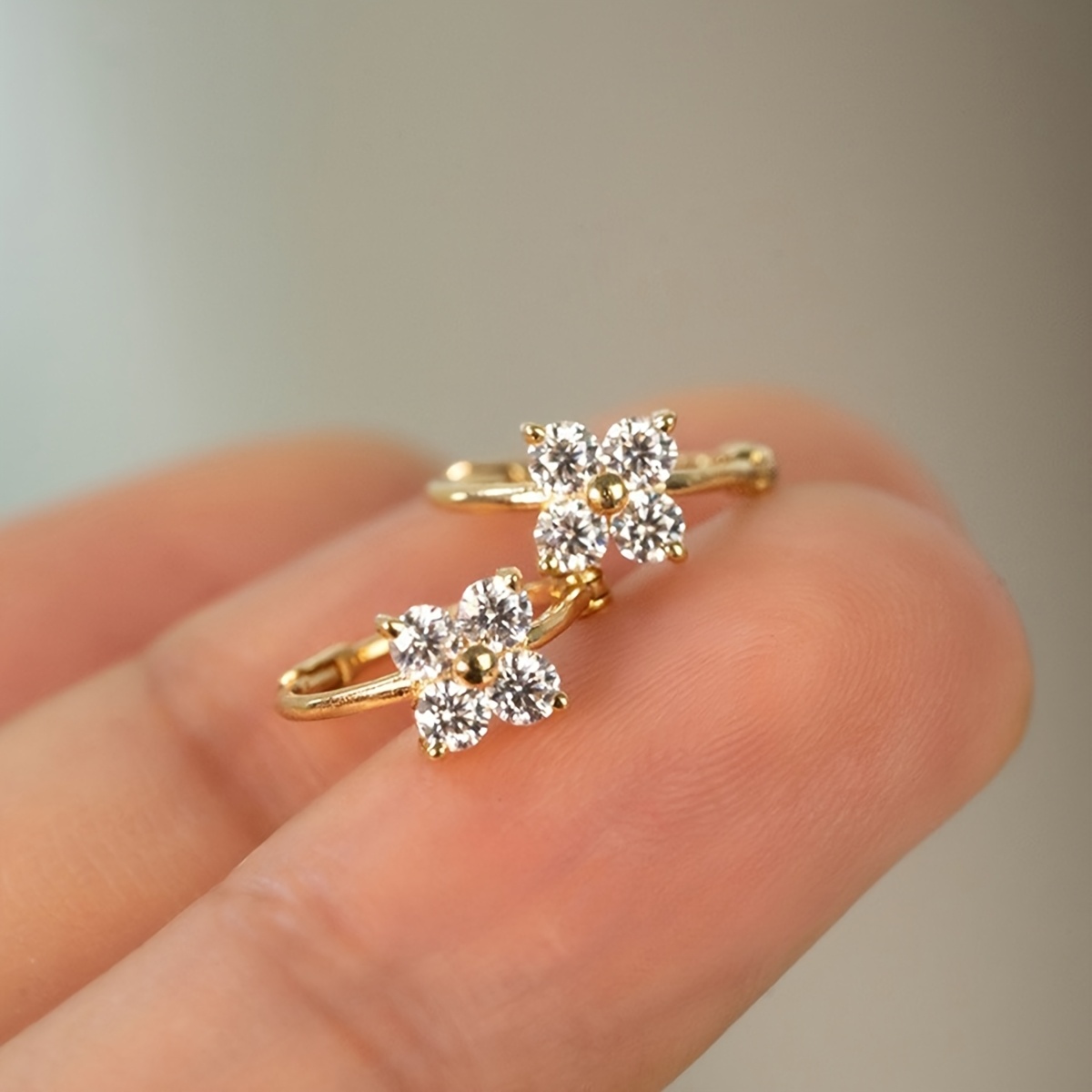 TEMU Un par de aretes elegantes y fáciles de usar con pequeñas flores y diamantes de , perfectos para a día. También son un gran regalo .