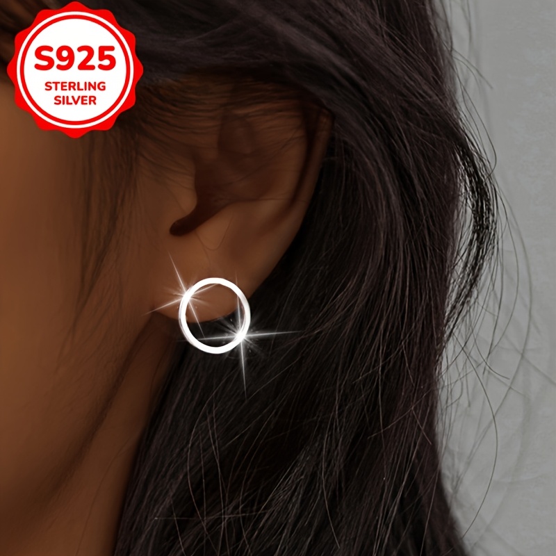 

A Pair Of Simple Round Stud Earrings For Women, Weighing 1.5g, Made Of 925 Silver, Suitable For Daily Commuting Outfits.