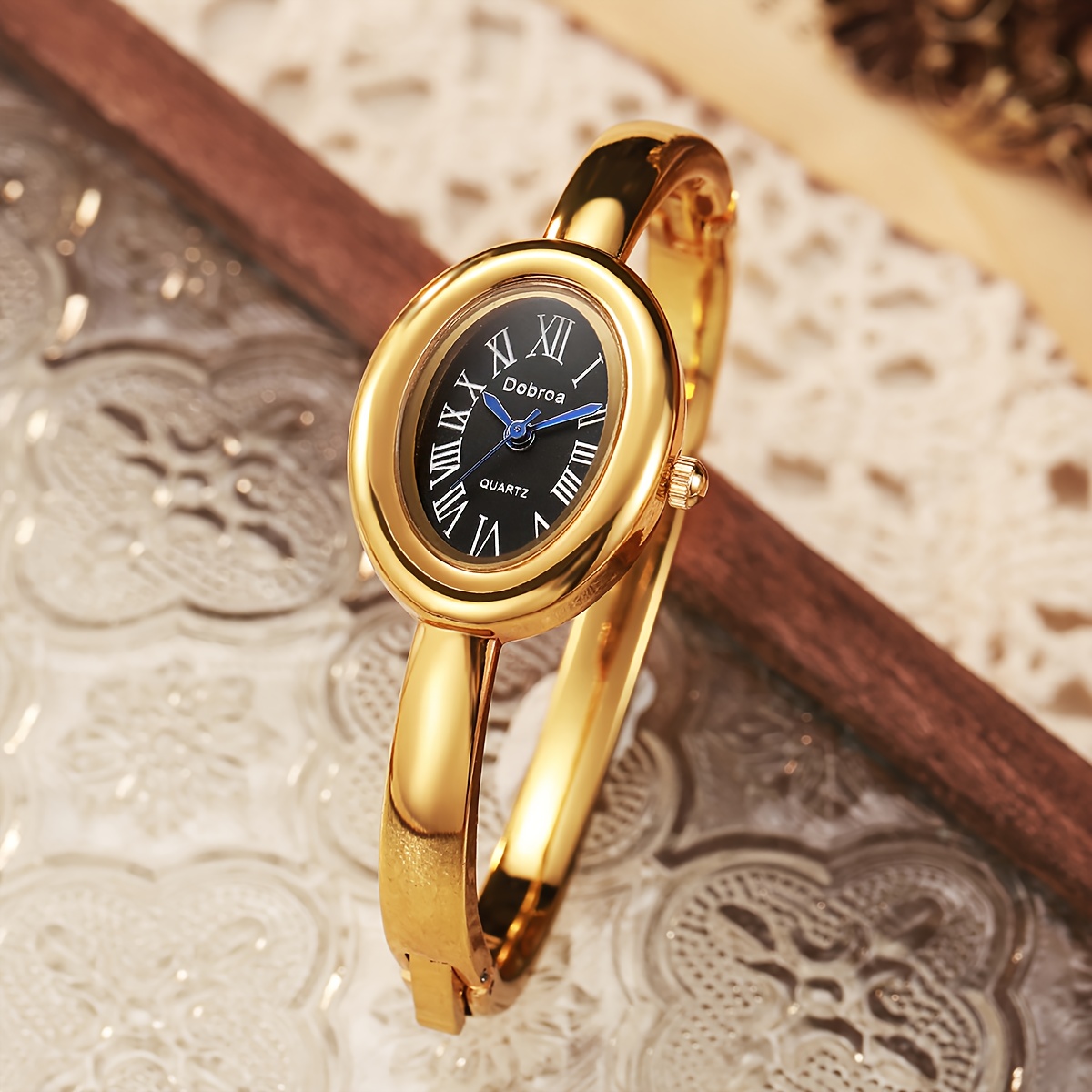 New Women'S Watch in Rose Golden, Featuring a Trendy, Luxurious Feel with a Classic, Unique Oval Bracelet Design