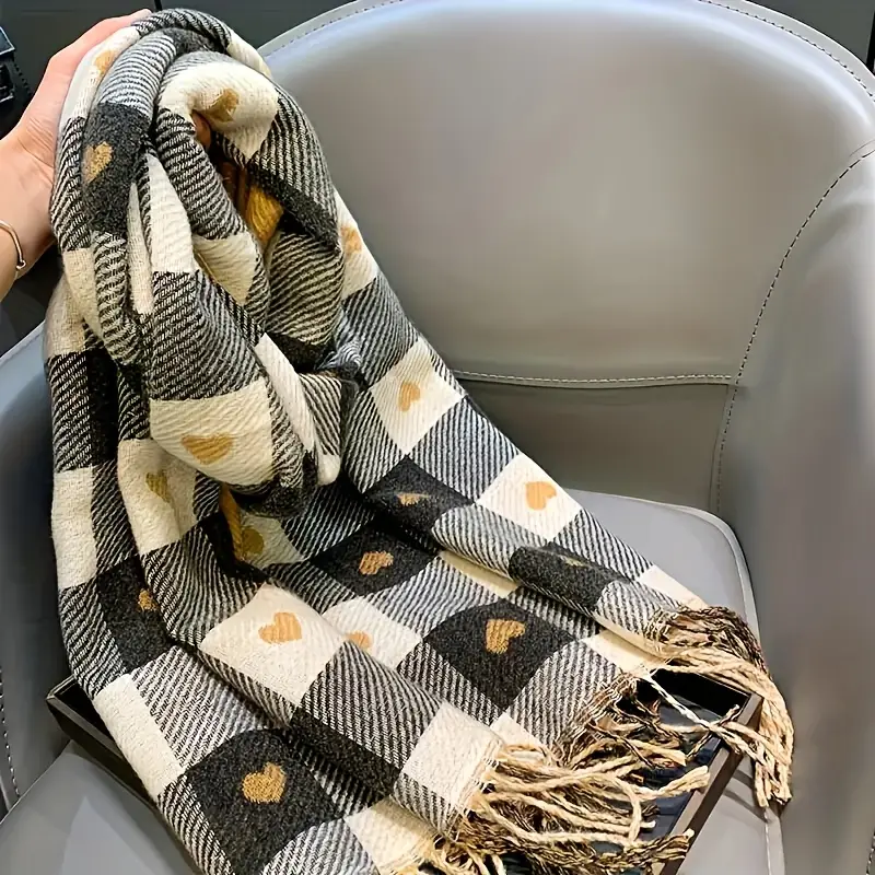 écharpe à motif de cœur wo & ;s - convient à toutes , pour les fêtes, et danniversaire, avec un motif à carreaux sur le thème de et des pompons. Détails du produit 6