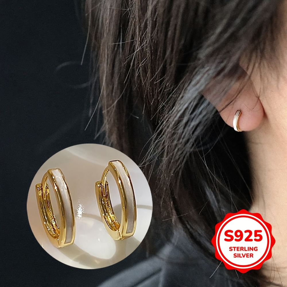 

A Pair Of Elegant And Simple White Shell Hoop Earrings In S925 Silver, Weighing 1.15g, As A Birthday Gift For Your Girlfriend, Friend, Or Bestie.