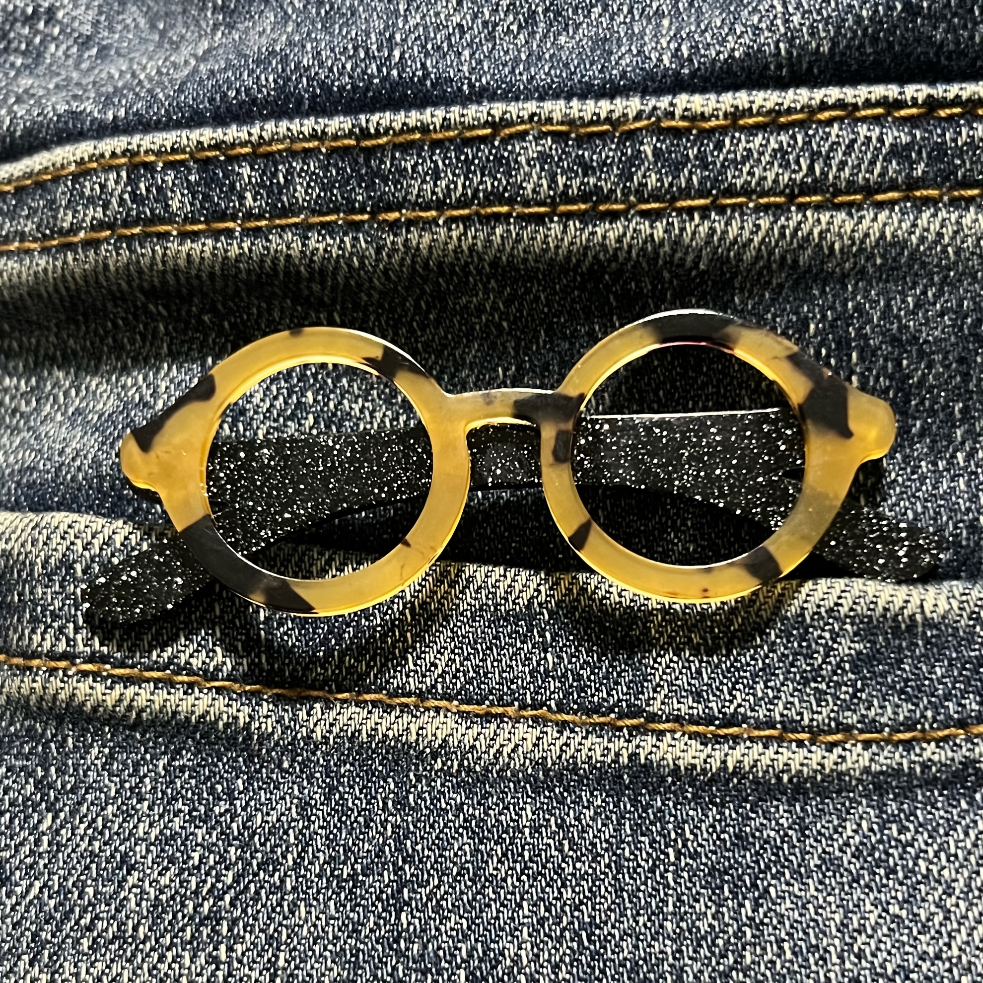 [2d Flat] [2d Flat] 1pc Creative Glasses-shaped Acrylic Brooch (hand-stitched Color Pattern Position Is Random)