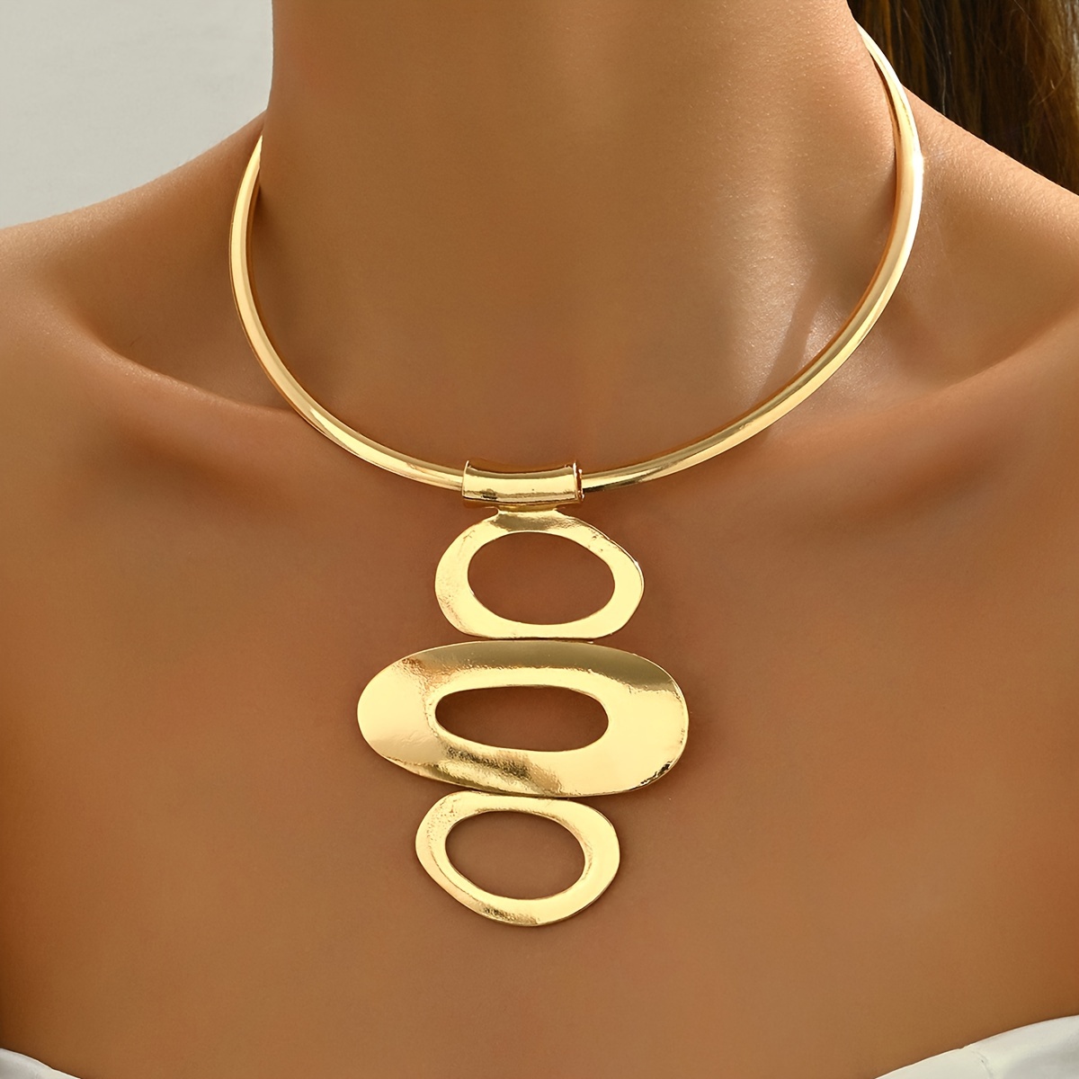 

Baroque Style Gold-toned Metal Choker Necklace With Irregular Design - Fashionable Simple Round Circle Combination Pendant