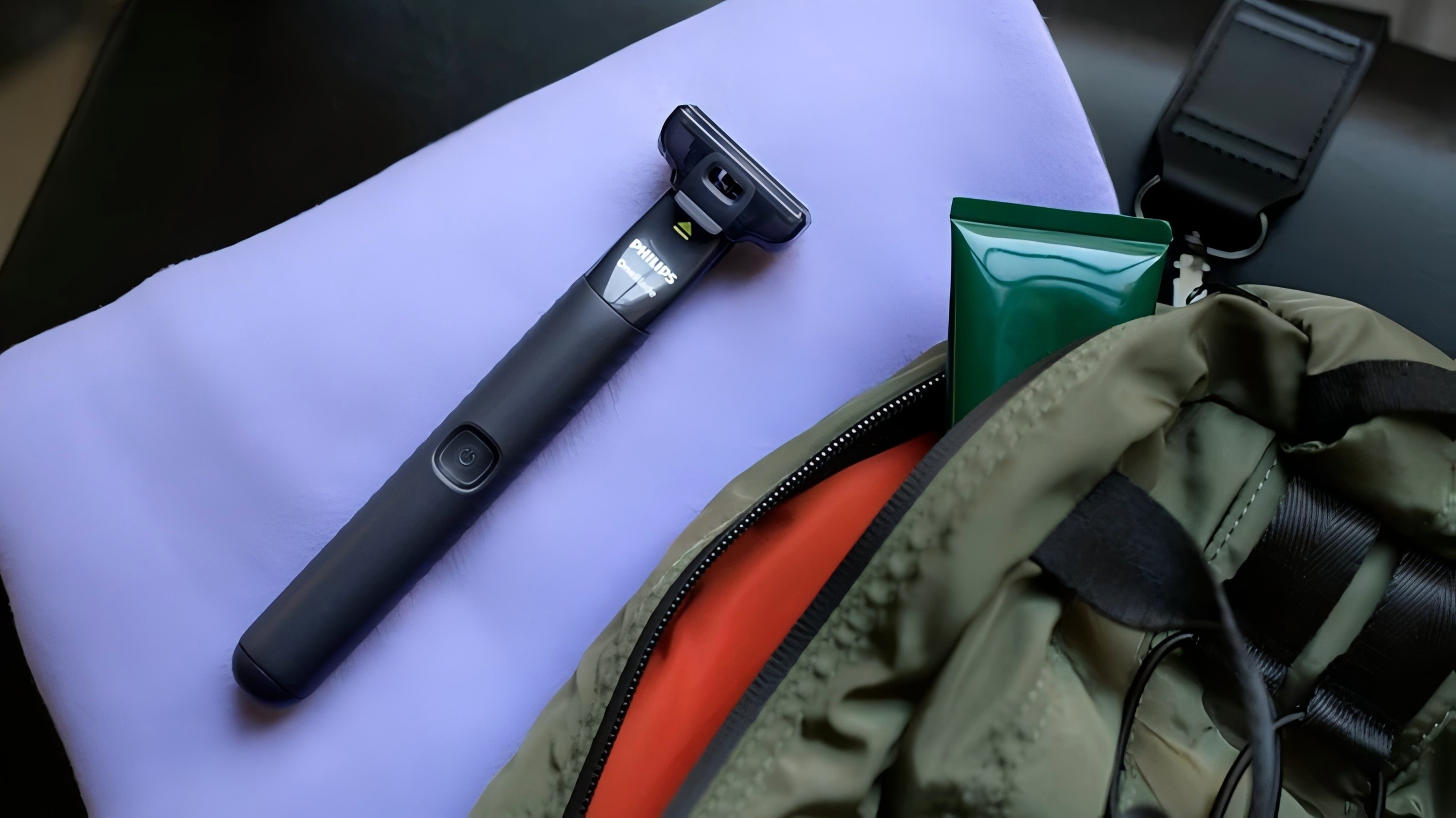 Philips Oneblade QP1424/10 за подстригване, оформяне и бръснене, включва 2 щипки за косъм (1.3 мм), акумулаторен, подходящ за мокра и суха употреба