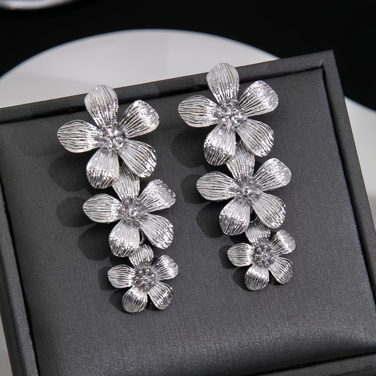 TEMU A Pair Of Elegant And Sweet Metal 3 Flower Earrings For Women's Holiday Birthday Dating Prom Party Vacation Shopping Daily Additions