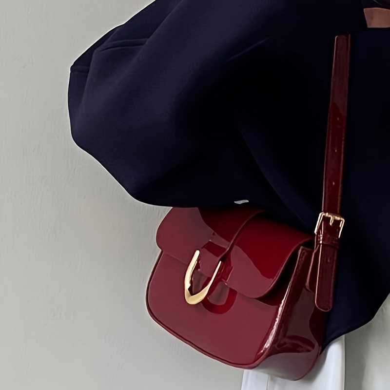 

A Stylish Vintage Burgundy Shoulder Bag For Women, Featuring A Horseshoe , Suitable For Hand Carrying, Underarm Use, Or Crossbody Wear.