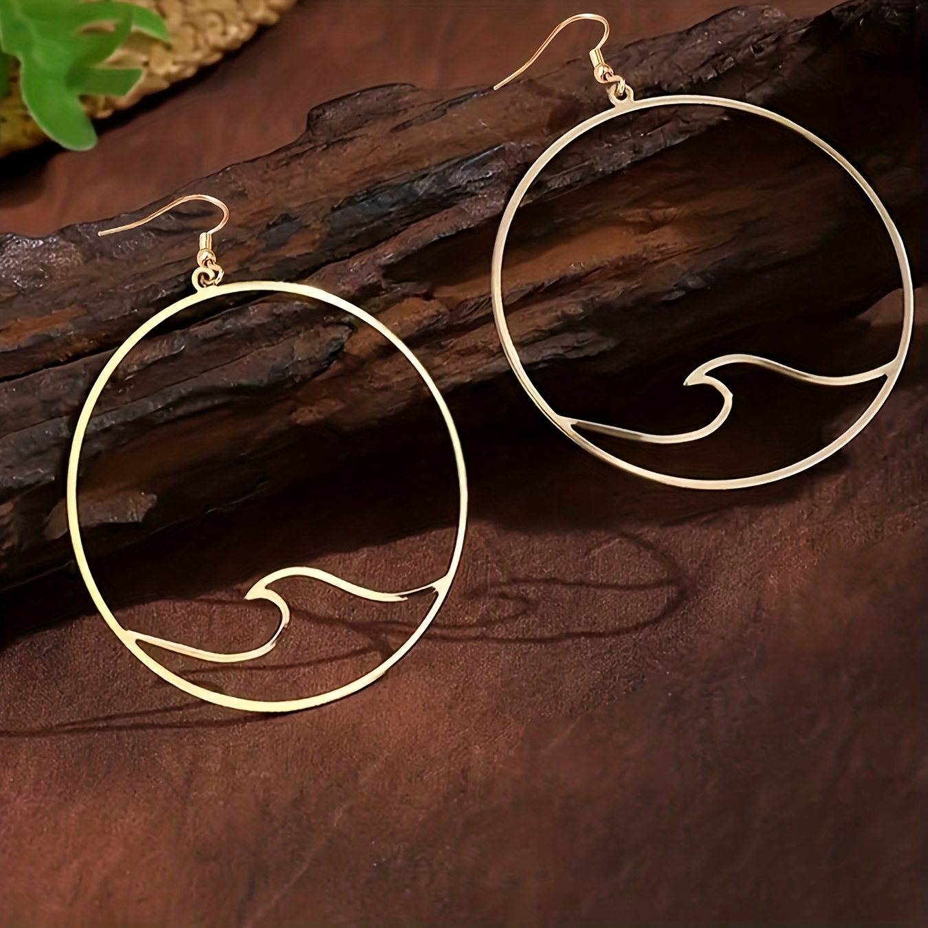 A Pair Of Elegant And Fashionable Wave Round Pendant Hoop Earrings, Versatile Accessories For Daily Wear And Beach Vacations