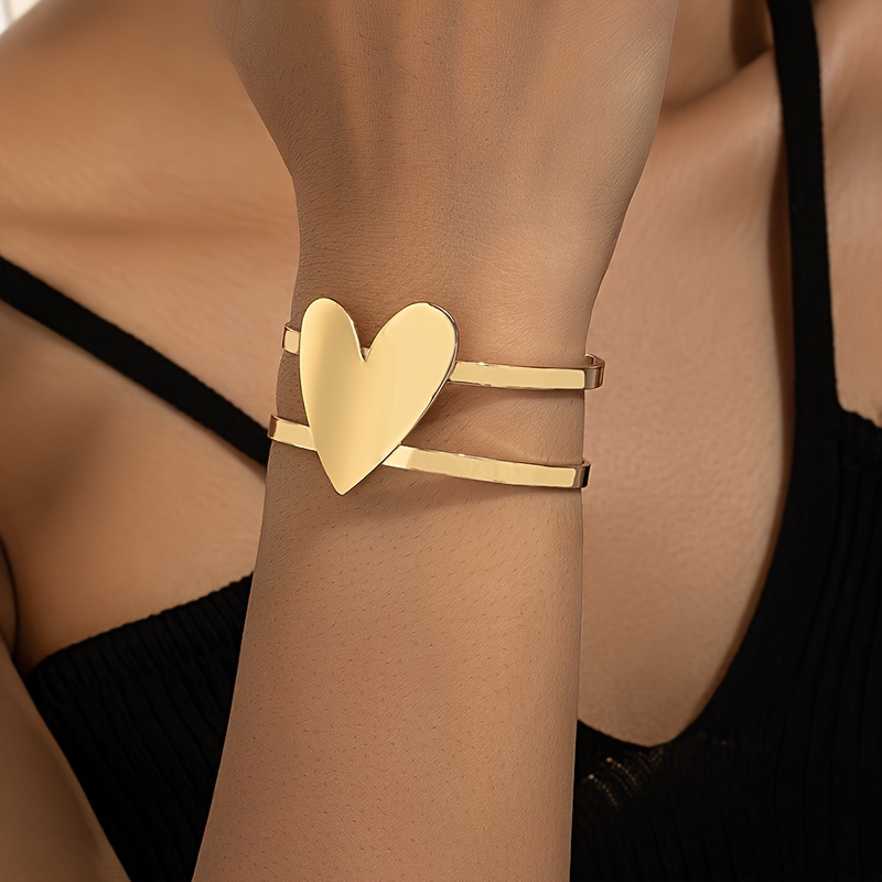 

A Charming And Fashionable Daily Wear Ladies' Open Bangle With A Beautiful Heart-shaped Design, Perfect For Gifting To Ladies On Valentine's Day.