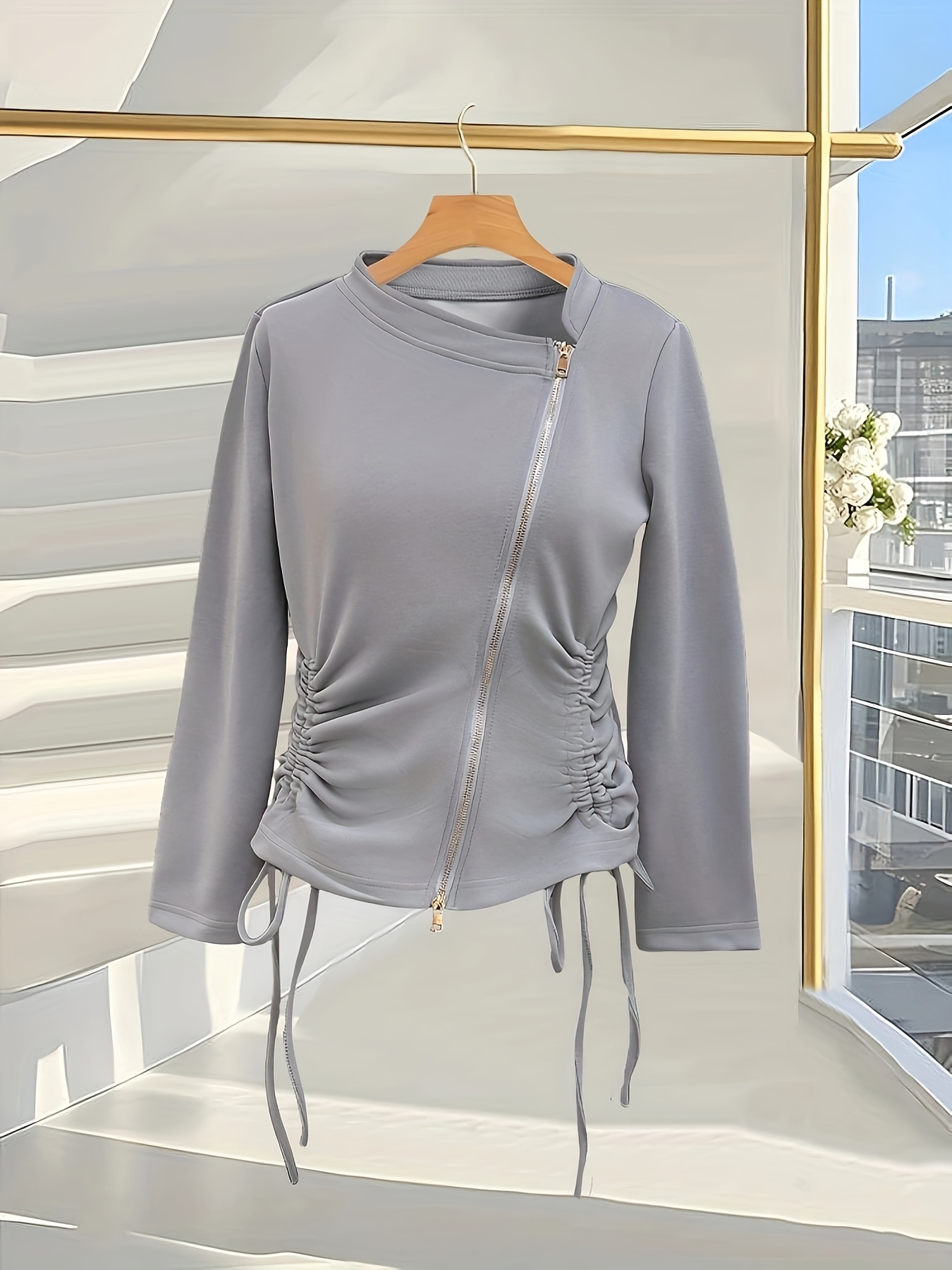 여성을 위한 세련된 회색 지퍼 후드 재킷 - 2025년 겨울, 슬림한 조절 가능한 허리, 빈티지 스타일, 중간 신축성의 폴리에스터, 비대칭 밑단 디테일, 캐주얼 시크 재킷 | 지퍼 후드 | 독특한 밑단 디자인