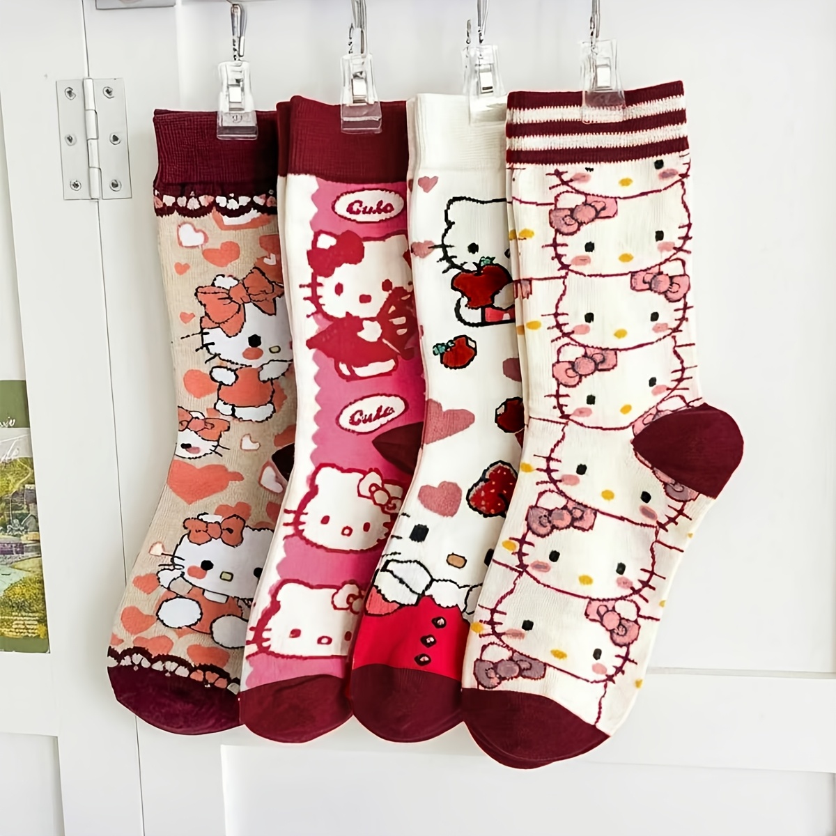 E-shop 4 Paar Hello Kitty Socken für Damen, Kawaii KT Katze Wadenlange Socken, Niedliche Cartoon Crew Socken mit Herzen und Äpfel Print, Süße Freizeit