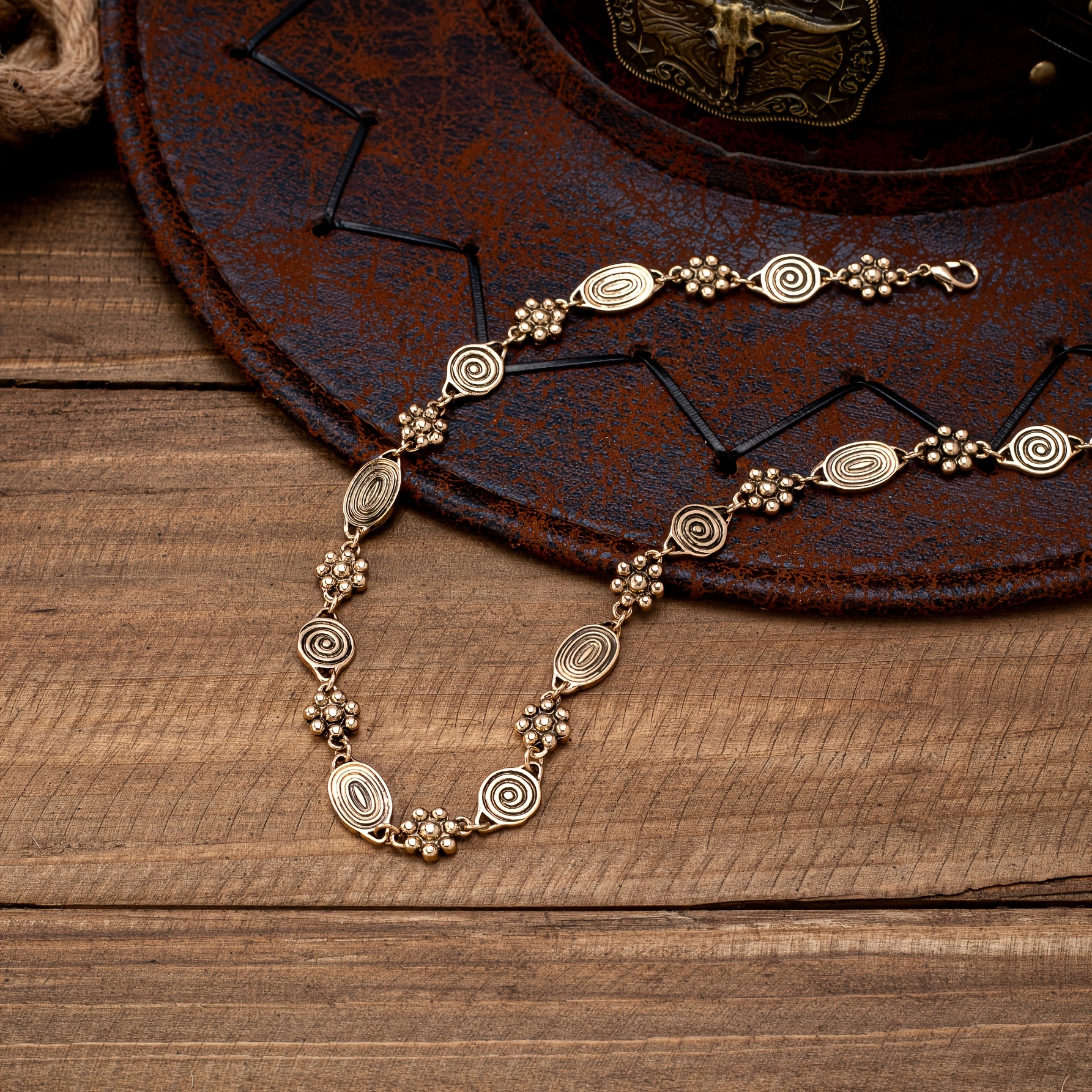 E-shop Eine stilvolle kurze Kettenhalskette für Damen mit einem vintage floralen Wirbelmuster, für einen lässigen Western-Cowboy-Look