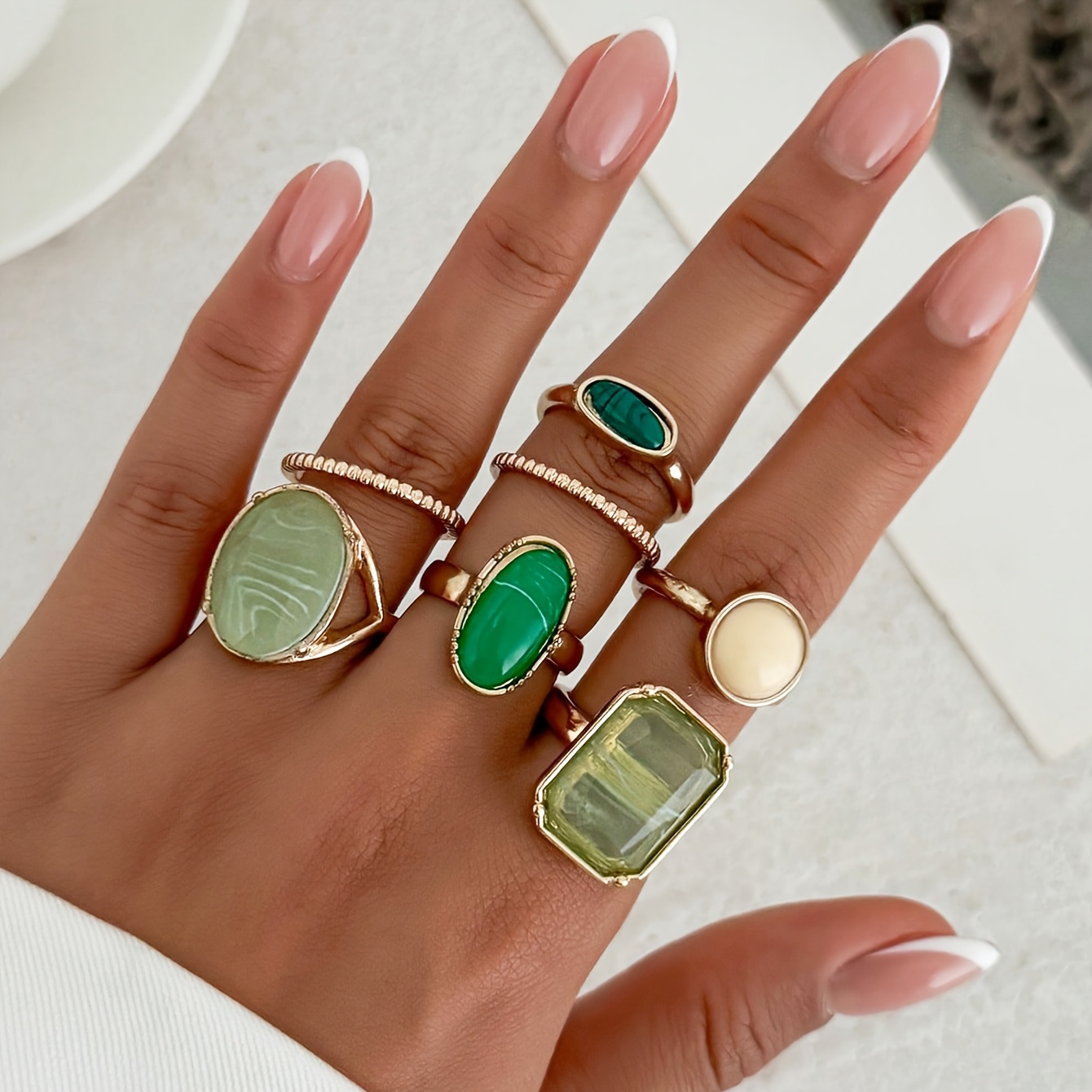 TEMU Parure de 7 bagues en métal géométriques vintage élégantes avec en résine, bagues ovales dorées, cadeau de fêtes idéal pour femme, cadeau