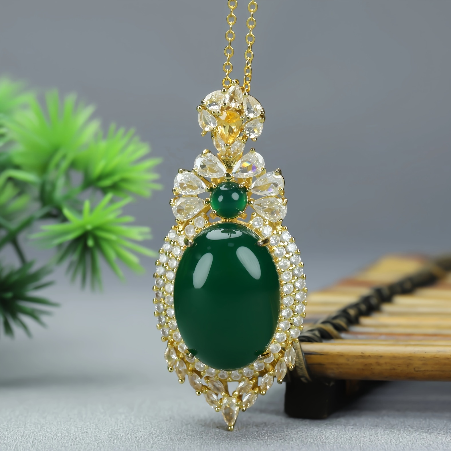 

Collier pendentif en agate verte longue élégant vintage unilatéral