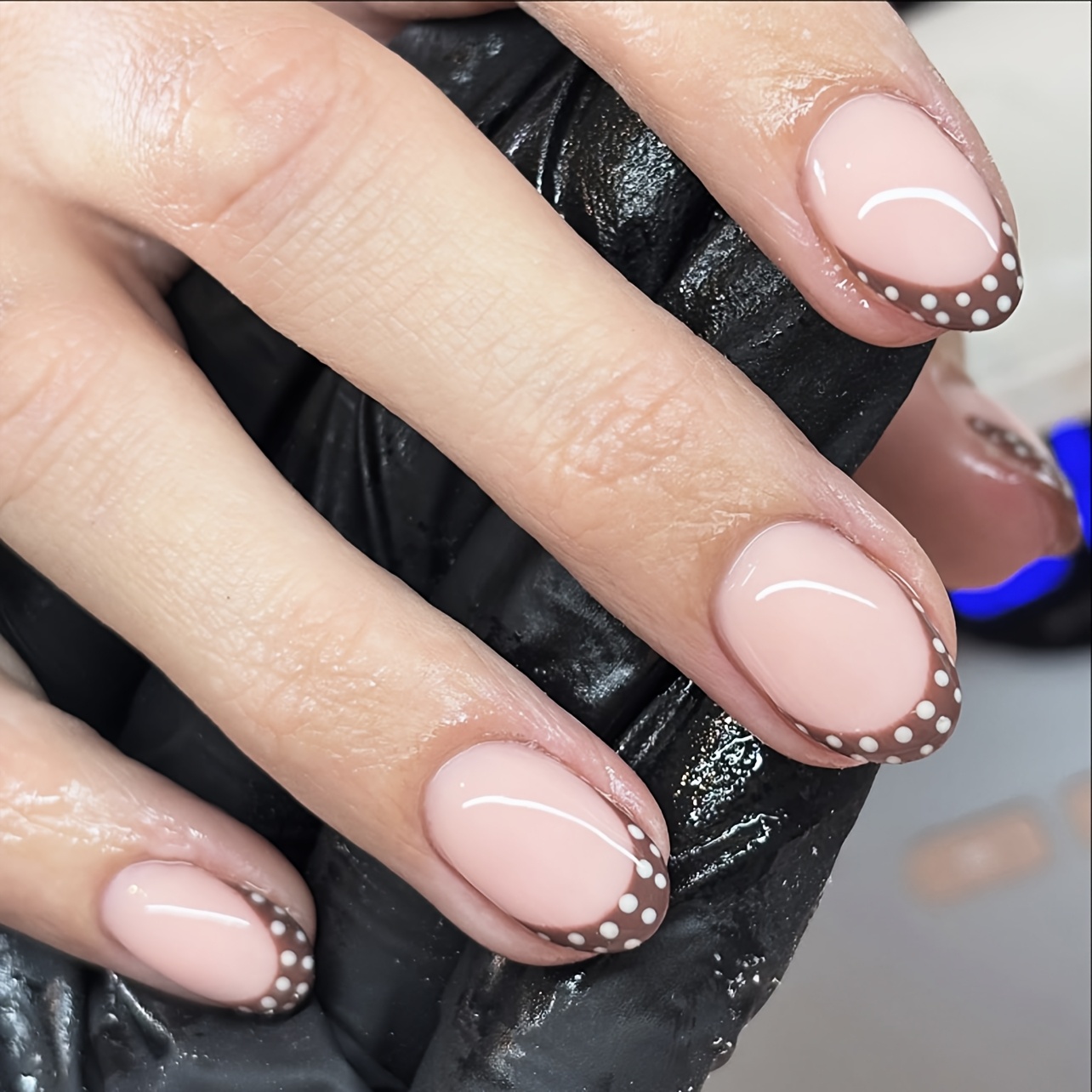 Image of 24pcs Oval Autumn Winter Press On Nails - Short Oval French Brown Nail Art With White Polka Dots, Elegant And Stylish Fake Nails, Perfect For Casual And Special Occasions