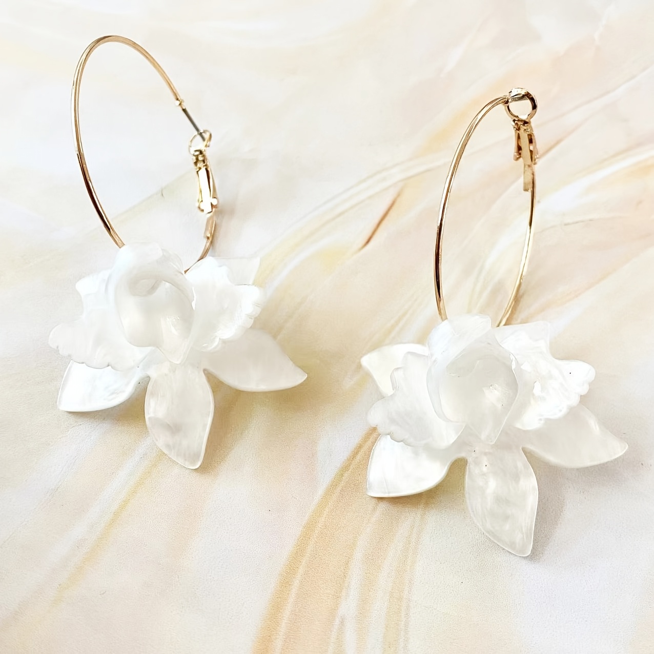 Image of A Pair Of European And Floral Hoop Earrings, Elegant, Simple, And Beautiful. Suitable For Daily Wear Or Banquets. A Perfect Gift For Lovers Or Mothers