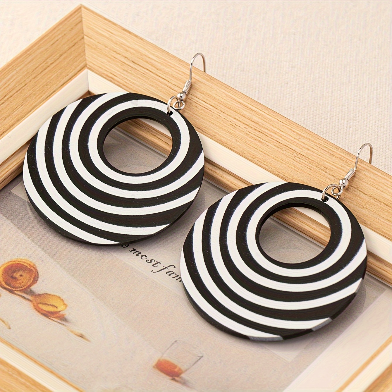 

Retro Bohemian Round Printed Hollow Striped Fashion Dangle Earrings, Vintage Boho Style, Black And White, Statement Drop Earrings For Women Accessories