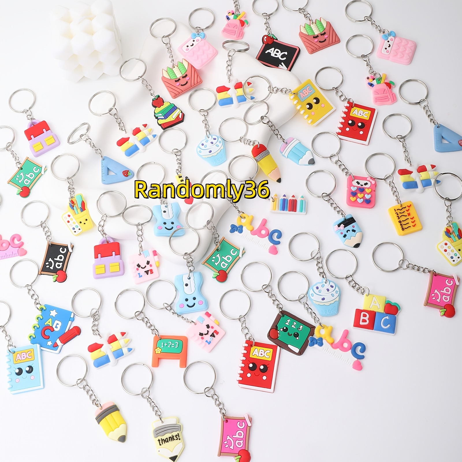 TEMU Lot de 14, 24 et 36 porte-clés anime transfrontaliers aléatoires, porte-clés mixtes pour femmes, accessoires de clés, porte-clés plats, styles