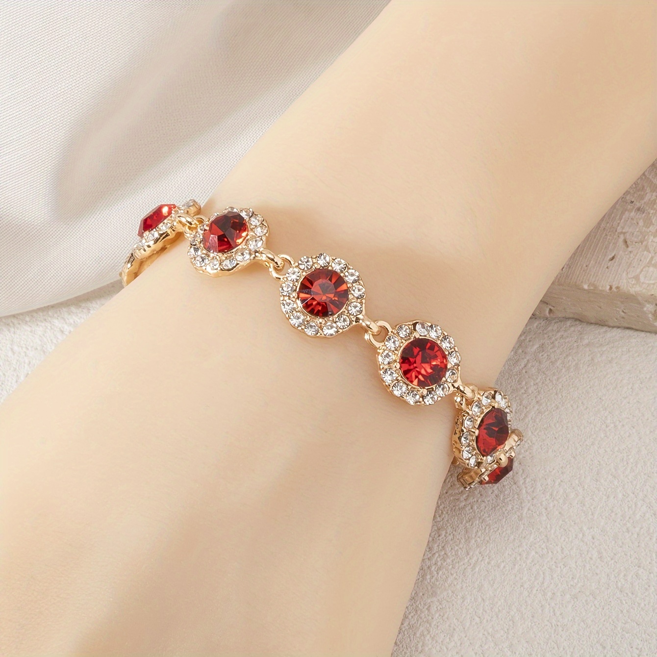 E-shop Ein mehrfarbiges, rundes, verstellbares Armband mit Strasssteinen aus Legierung für Damen, mit einem eleganten und luxuriösen Stil, zum