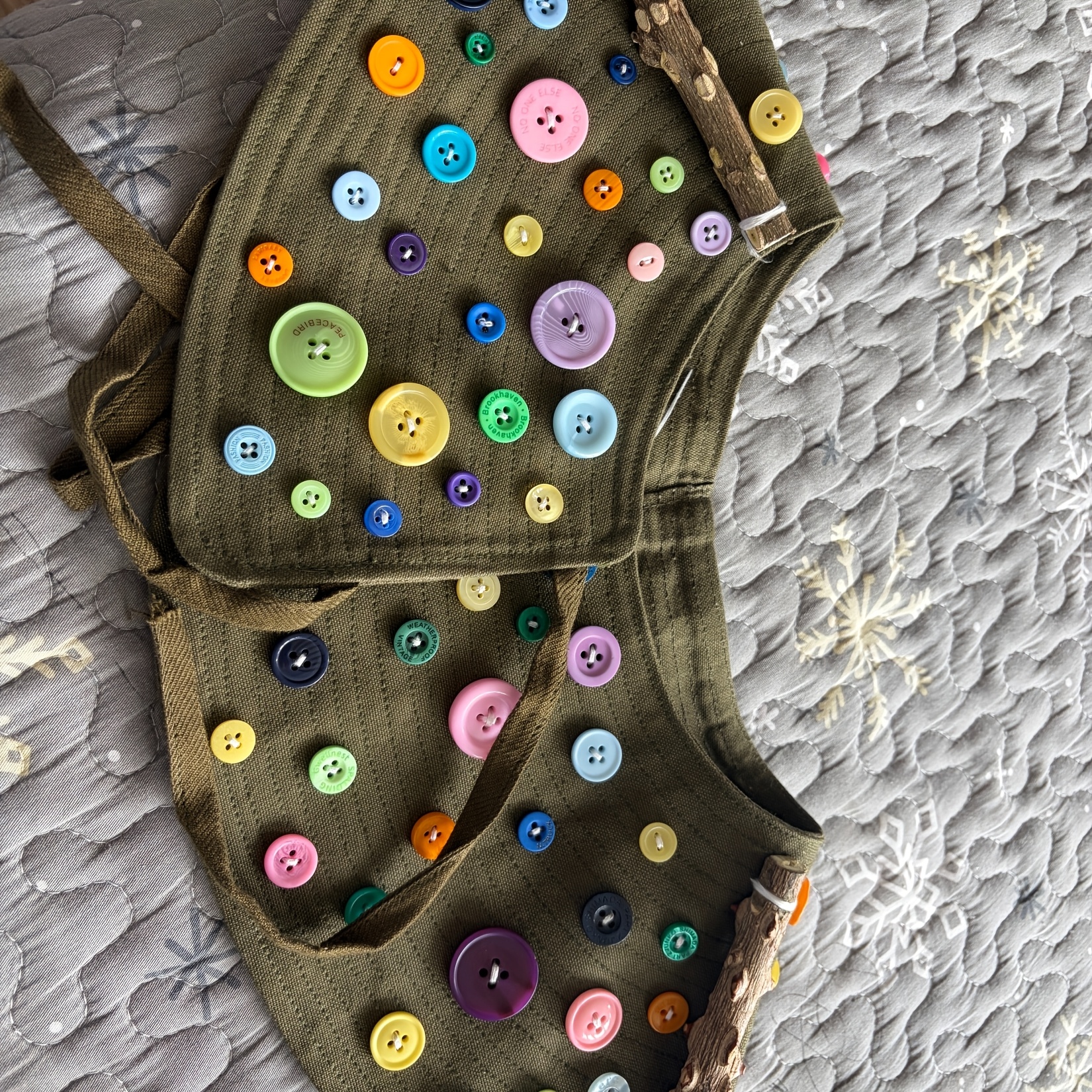 TEMU Kit de matériel pour châle de jeu d'entraînement pour perroquet : 1 châle à l' et 1 sac à boutons et 3 bâtons de perforation, couleurs et styles