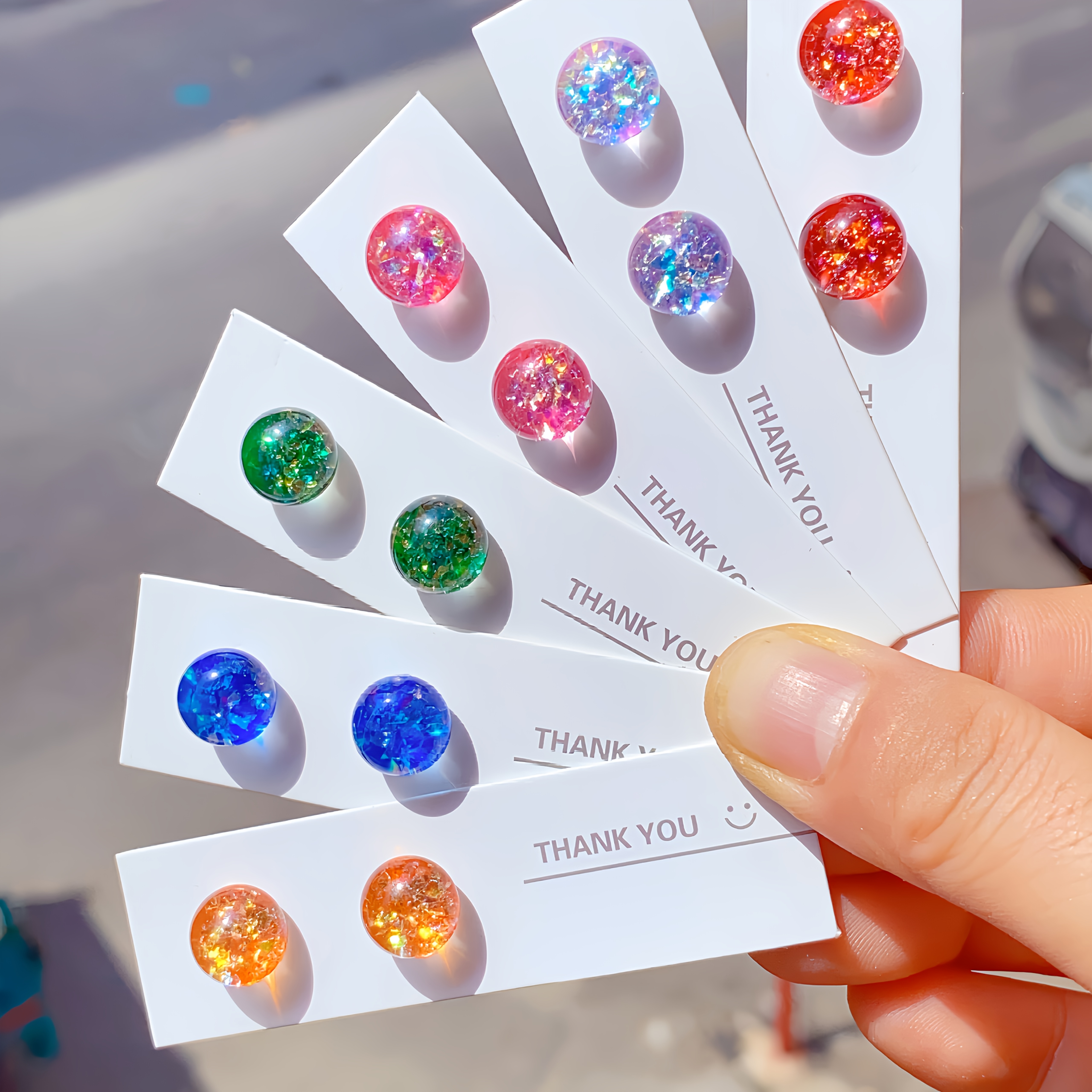 E-shop 12-teiliges Set Schimmernde Harz-Stecker – Hypoallergene, Glitzernde Runde Bohemian-Stil Ohrringe in 6 lebendigen Farben (Rot, Blau, Grün, Weiß,