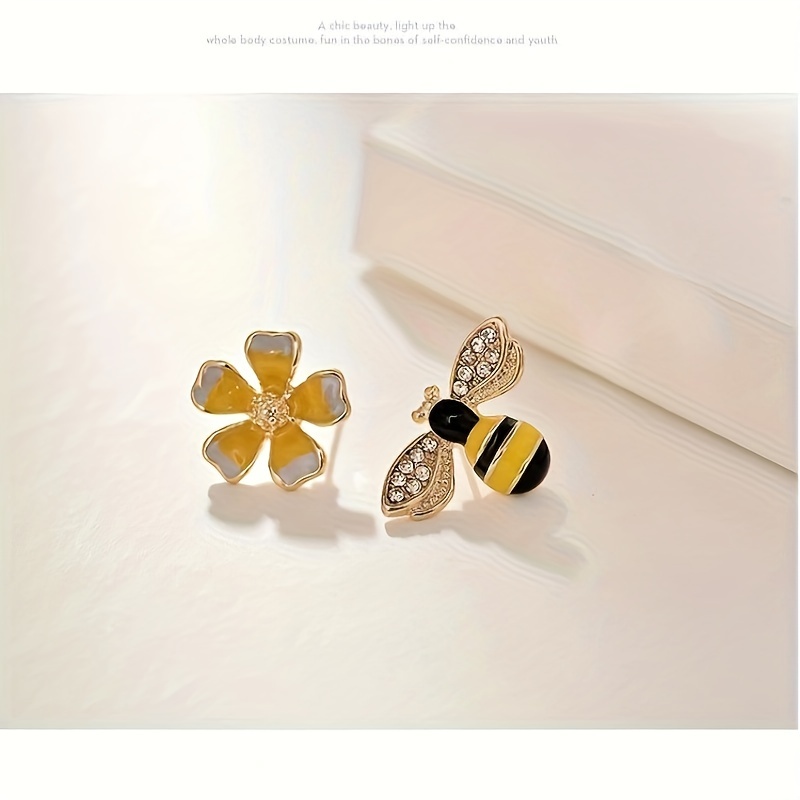 

Fashion Asymmetrical Cute Bee Stud Earrings Sweet Flower Earrings Small And Versatile Ear Jewelry Women's Trend Simple And Exquisite Ear Jewelry