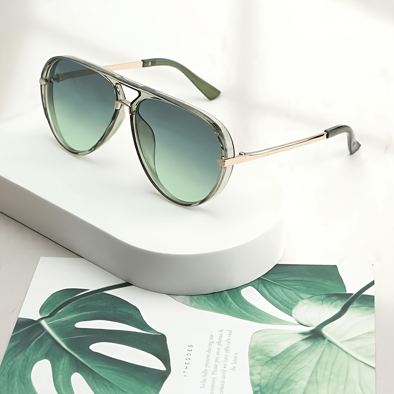 In Colors, Featuring Pilot Style With Clear Protective Lenses. And Comfortable Frame Ensures A Pleasant Wearing Experience, Perfectly Combining Fashion And Practicality