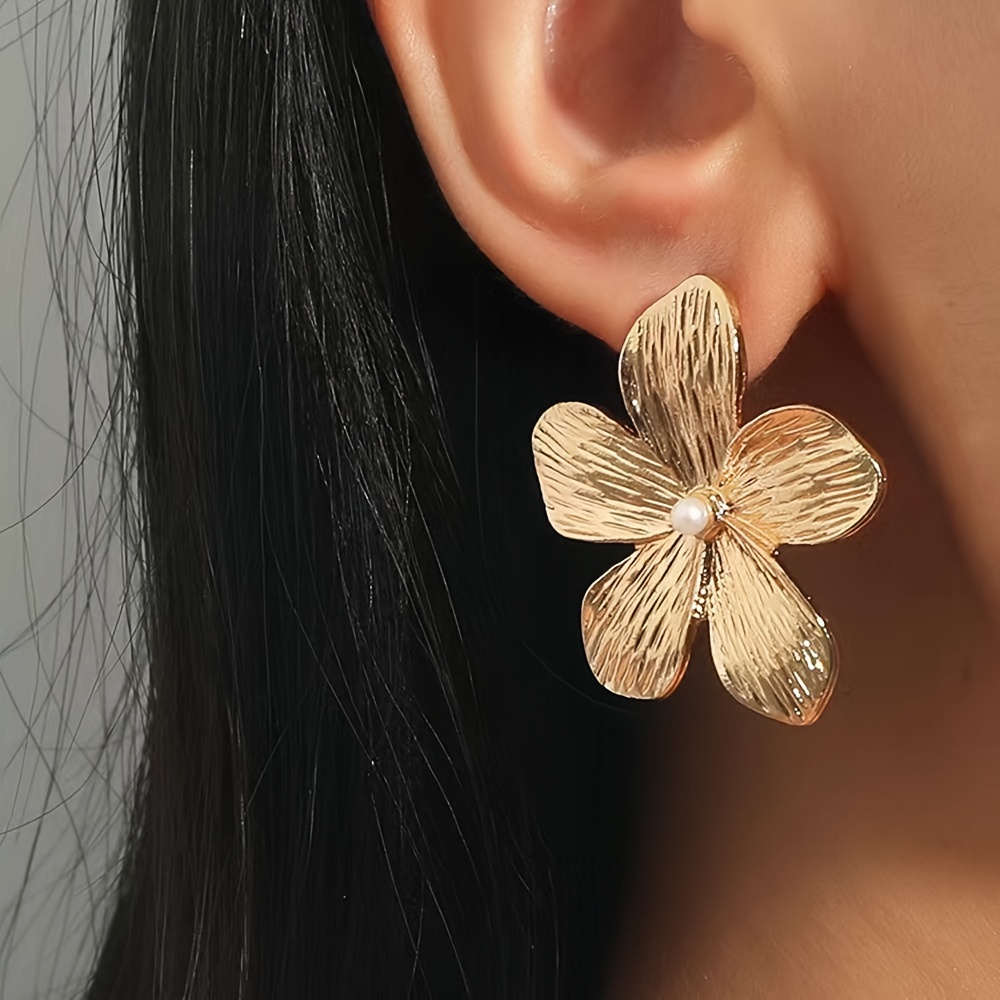 

Boucles d'Oreilles Clous Élégantes à Fleurs Dorées pour Femmes - de Chic avec Design de Pétales Texturés, pour les Vacances & , Boucles d'Oreilles Originales