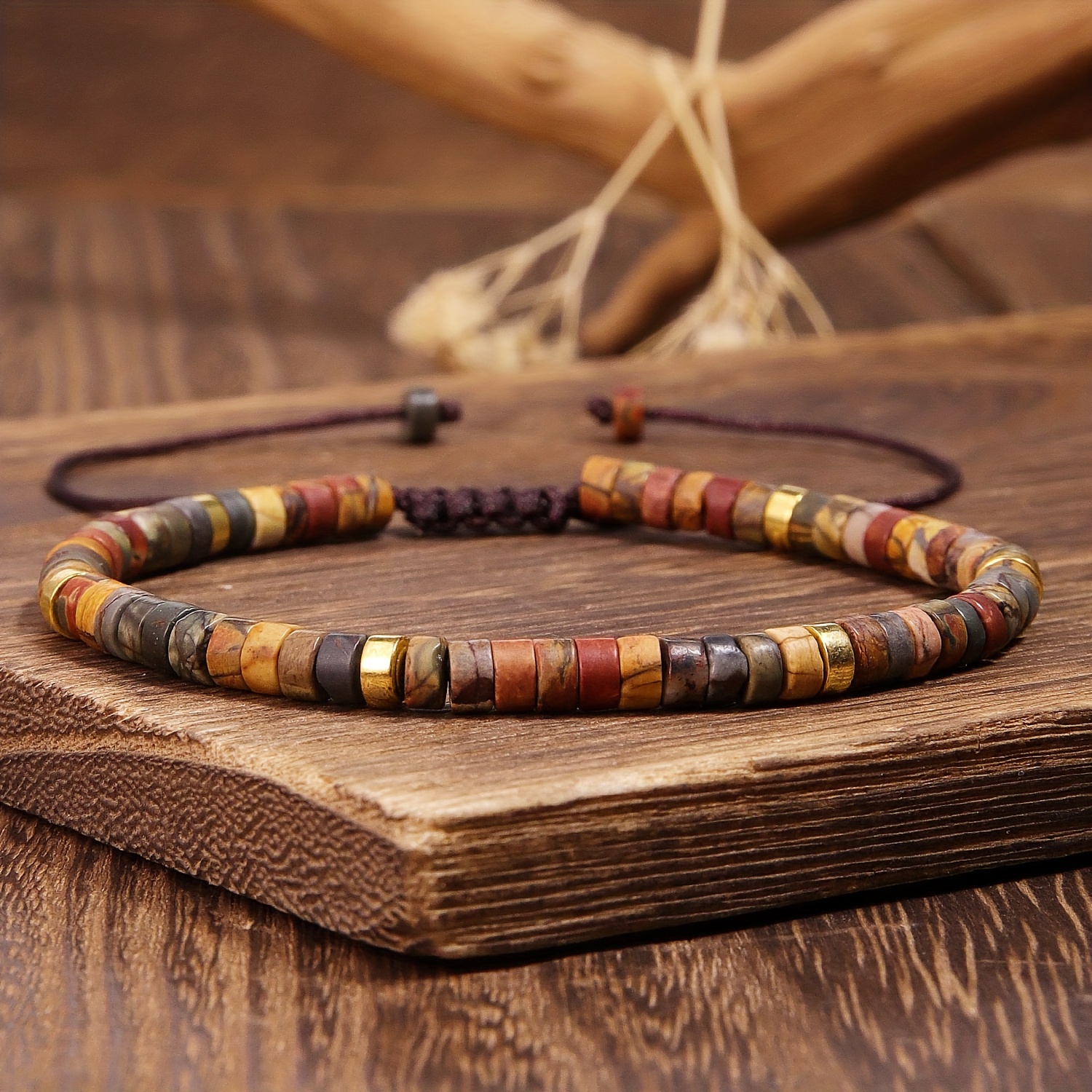 E-shop Naturstein Bohemian-inspiriertes verstellbares Armband | Handgefertigtes Design mit Natursteinen | Erdige Perlen kombiniert mit goldenfarbenen