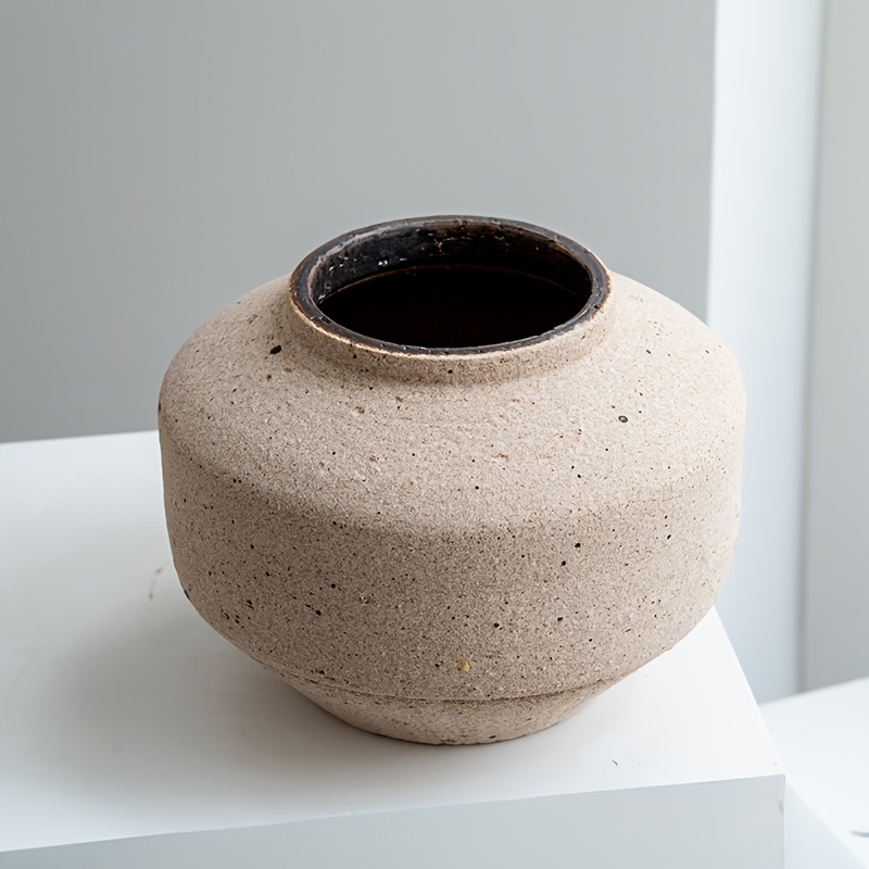 Elegant Vintage Beige Mottled Ceramic Flower Pot, Exquisitely Designed to Perfectly Present a Refined Atmosphere. An Excellent Plant-growing Container Suitable for Any Floral Arrangement. The Unique Mottled Design Adds a Classical Aesthetic
