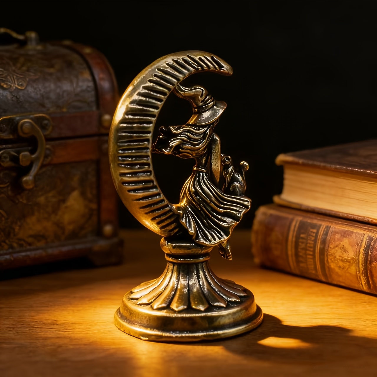 E-shop Sammelfiguren, Messing Vintage Handgefertigte Statue Deko - Statue einer sitzenden, mondförmigen Hexe mit einer Katze, geeignet für die
