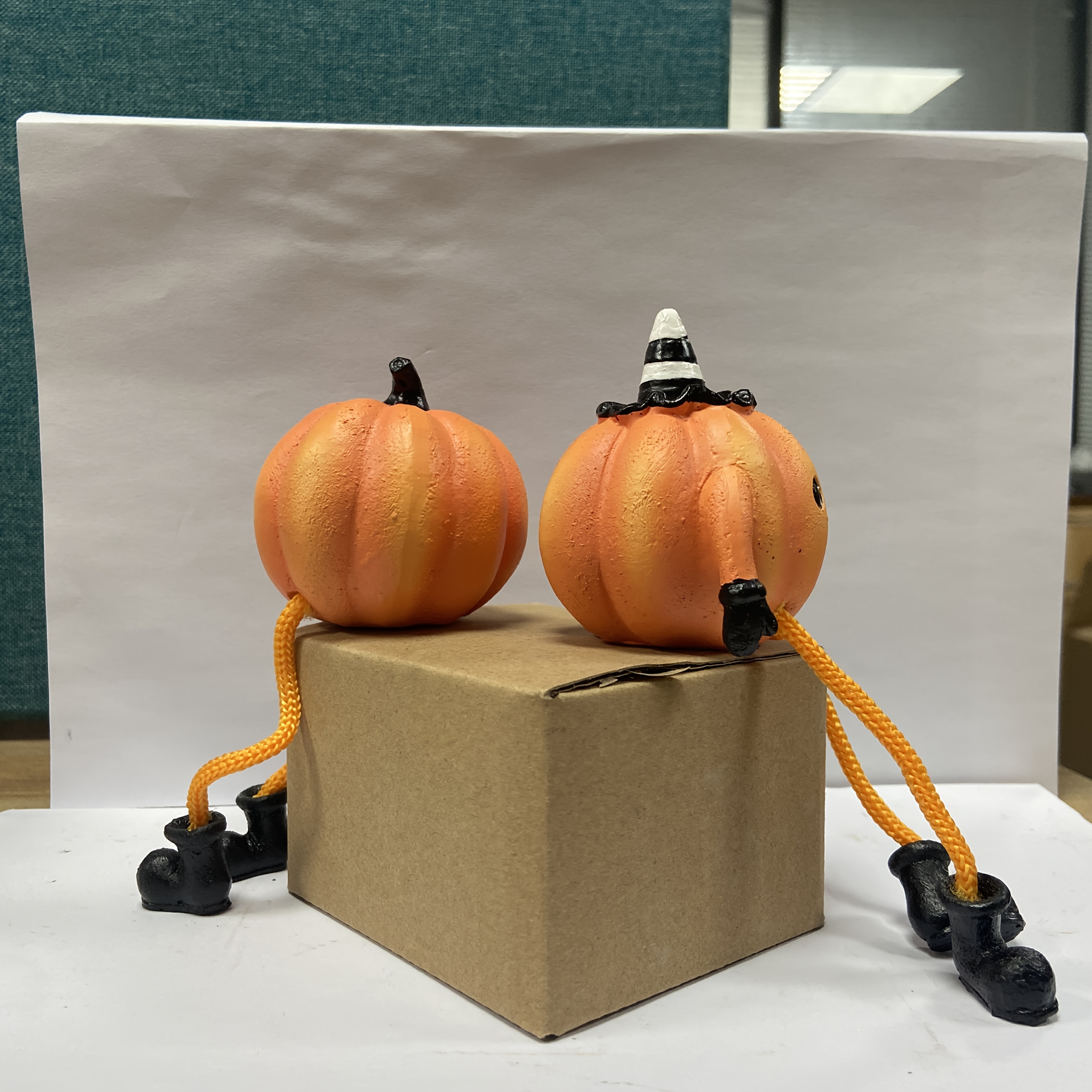 TEMU Figuras coleccionables 2 piezas, adorno de estatua de calabaza de Acción de Gracias, bonita calabaza artesanal con patas de cuerda, adorno de