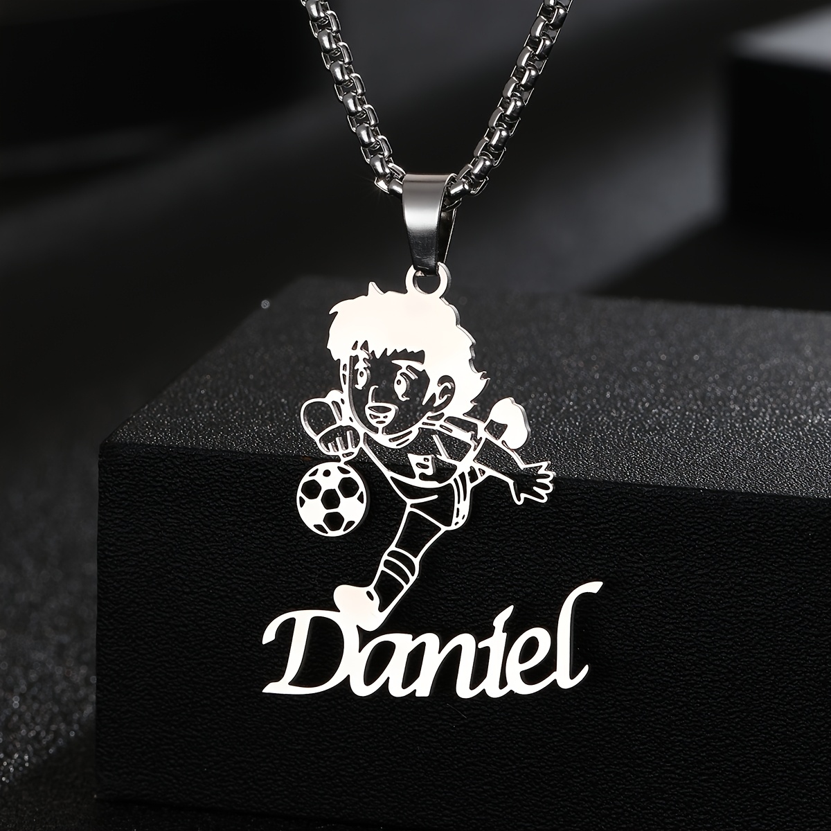 E-shop Personalisiertes Namenshalskette, Cartoon-Fußballjunge-Anhänger, Edelstahl-Sportschmuck für Damen und Herren – Das perfekte Geschenk für Ihn