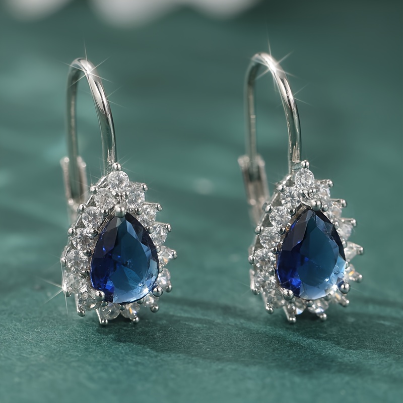 E-shop Luxuriöse und exquisit handgefertigte Ohrringe aus Kupfer mit blauem synthetischem Zirkonia-Einlage für elegante Verlobungs- und