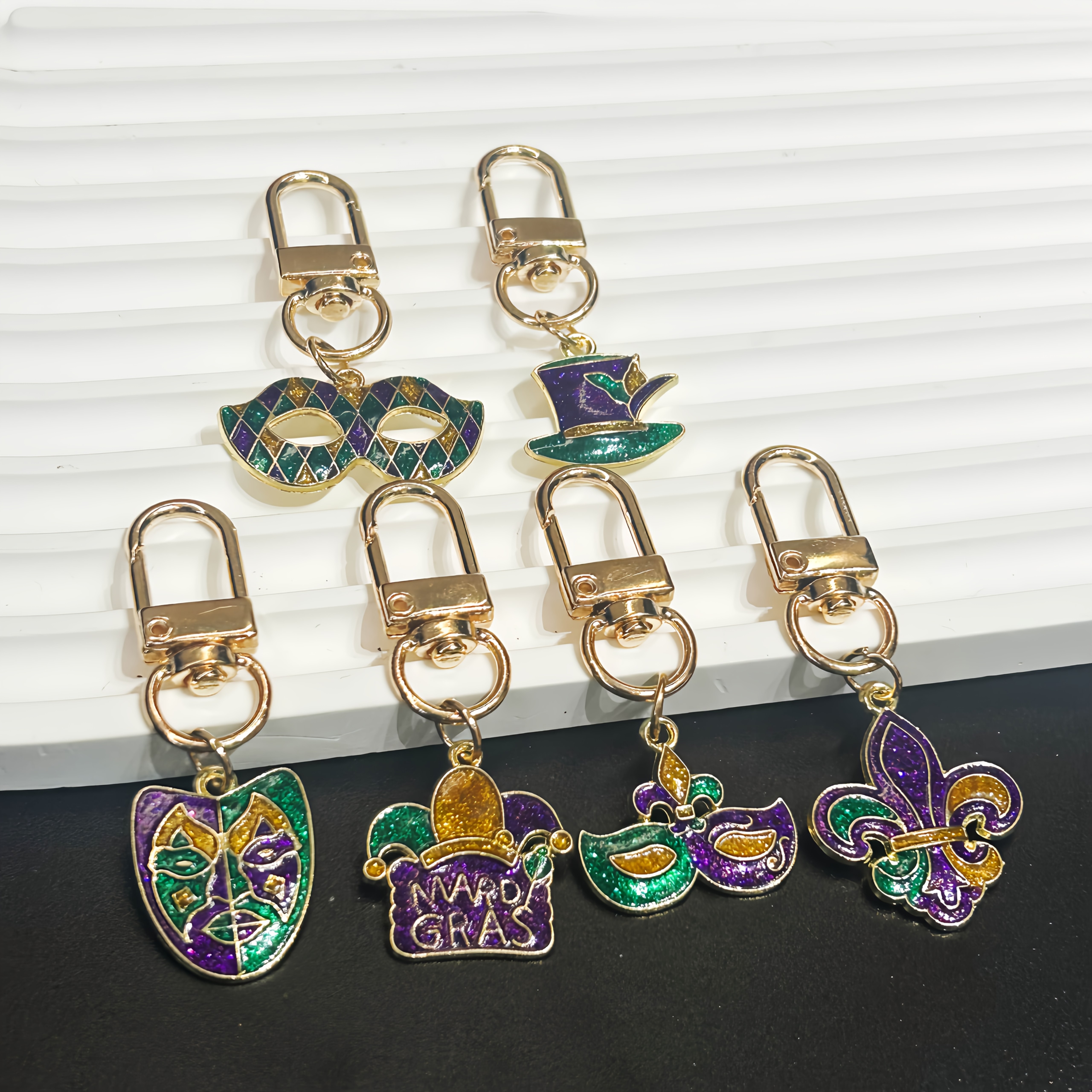 

6pcs Sparkling Carnival And Mardi Gras Charms Keychains - Sequin Alloy Pendant Key Rings - Carnival Supplies And Holiday Party Gifts, Sparkling, Festival Activities