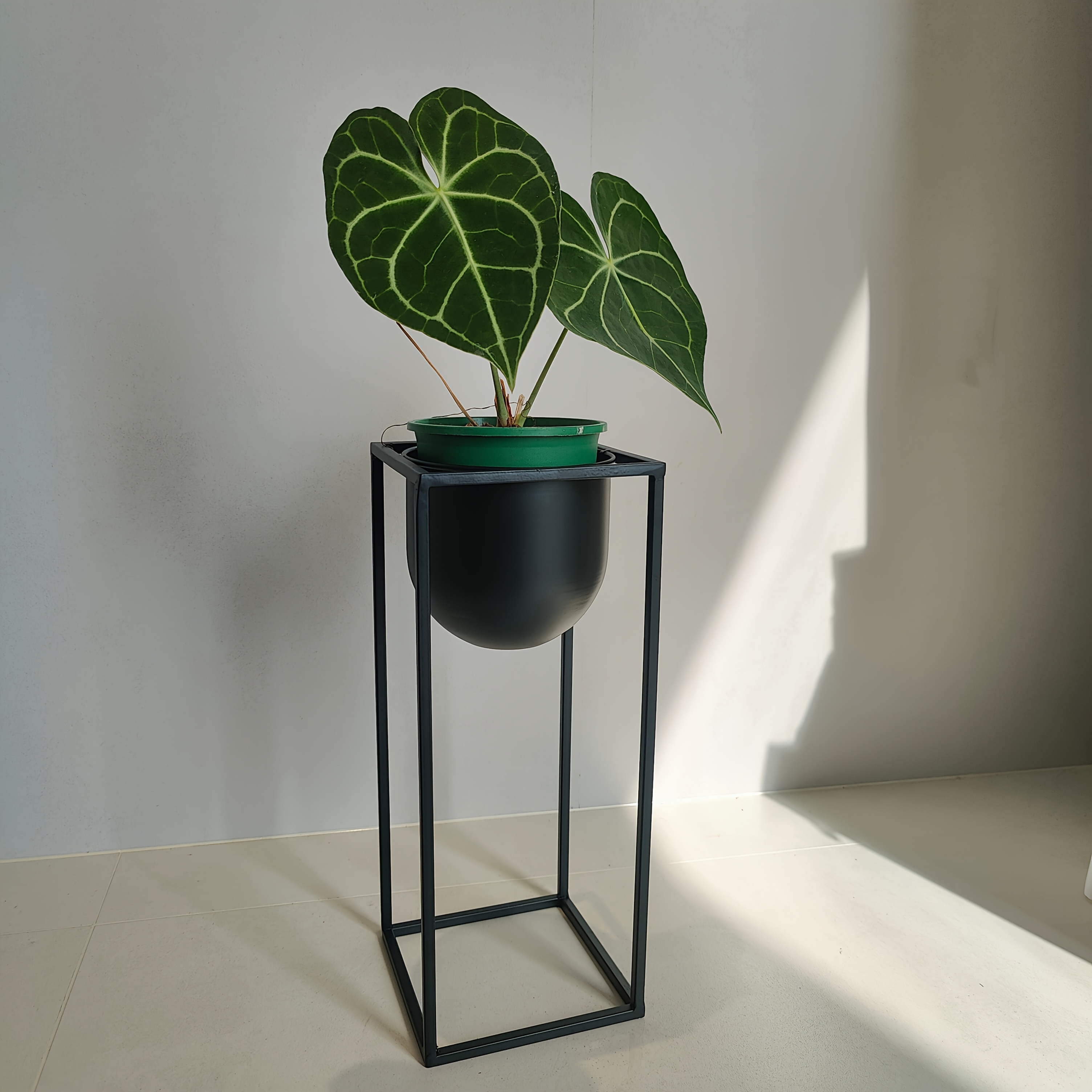 E-shop Minimalistischer Pflanzenständer aus schwarzem Metall - Einfaches Blumenregal für drinnen und draußen mit Blumentöpfen, geeignet für Balkon,