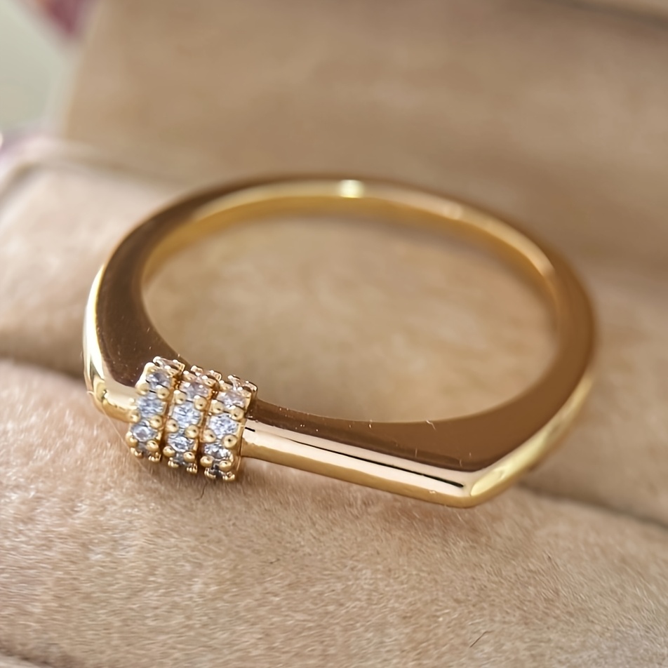 ANGOL Two-Dimensional Flat Golden Three-Claw Synthetic Zirconia Ring