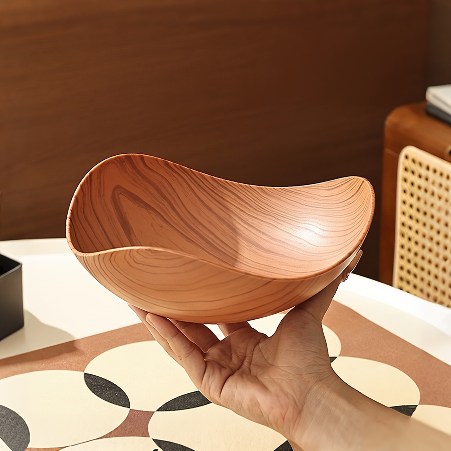 Bandeja triangular de plástico para frutas con textura similar al madera, cuenco irregular para frutas, aperitivos y frutos secos en la sala de estar, con una superficie lisa que es fácil de limpiar. Hecha de plástico duradero, esta bandeja multifuncional reutilizable para frutas es S