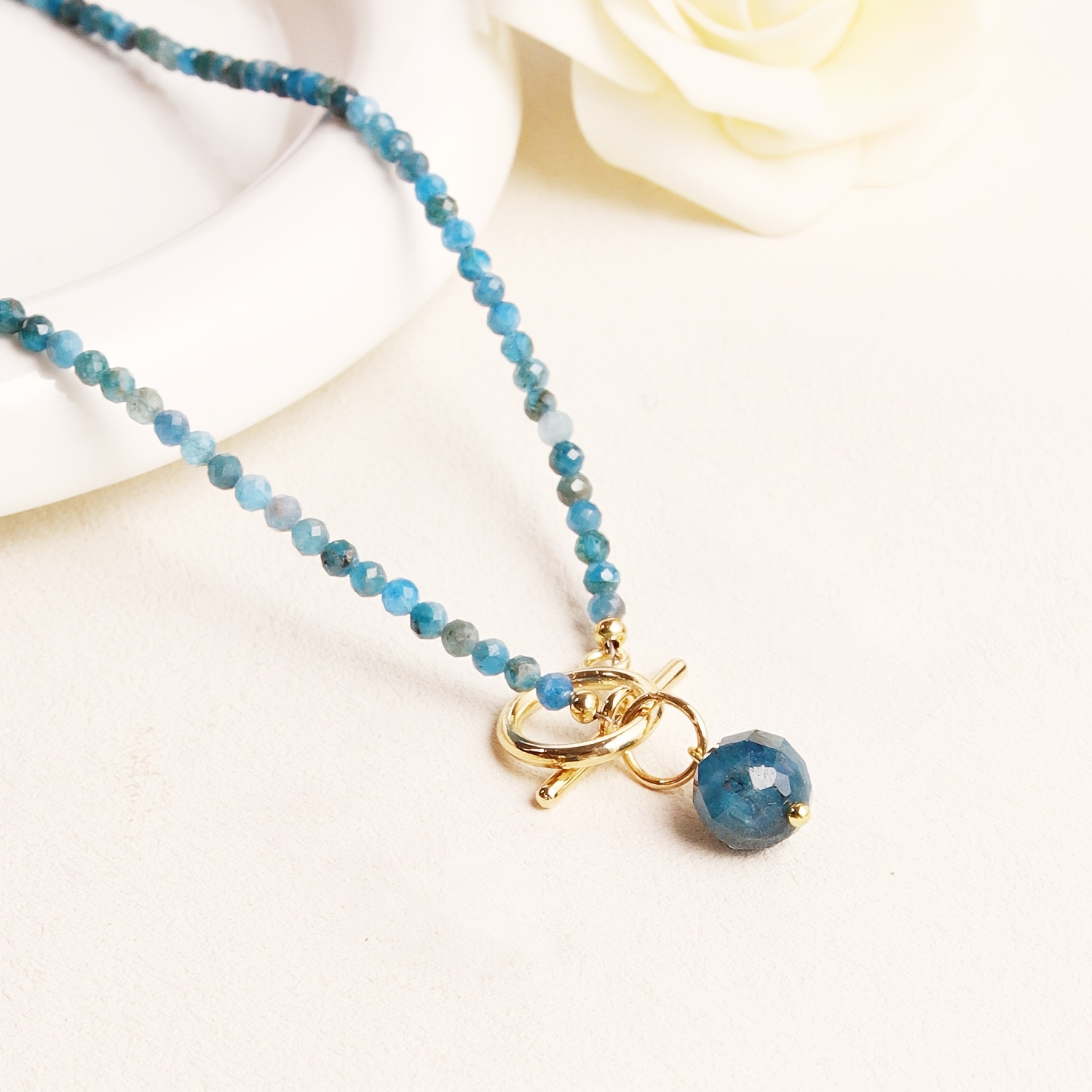 E-shop Facettierte blaue Apatit Anhänger Halskette mit minimalistischem OT-Verschluss – Unisex, jahreszeitenübergreifend, minimalistischer Stil |