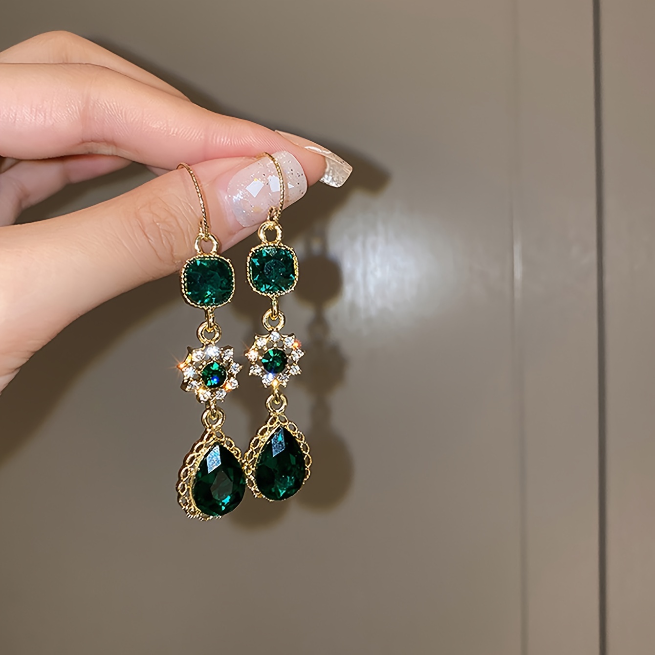 

1 Pair Elegant Vintage Teardrop Glass Earrings For Women - Luxurious Golden-tone Setting With Green & Clear Gems, Parties, Banquets, And , Novelty Earrings