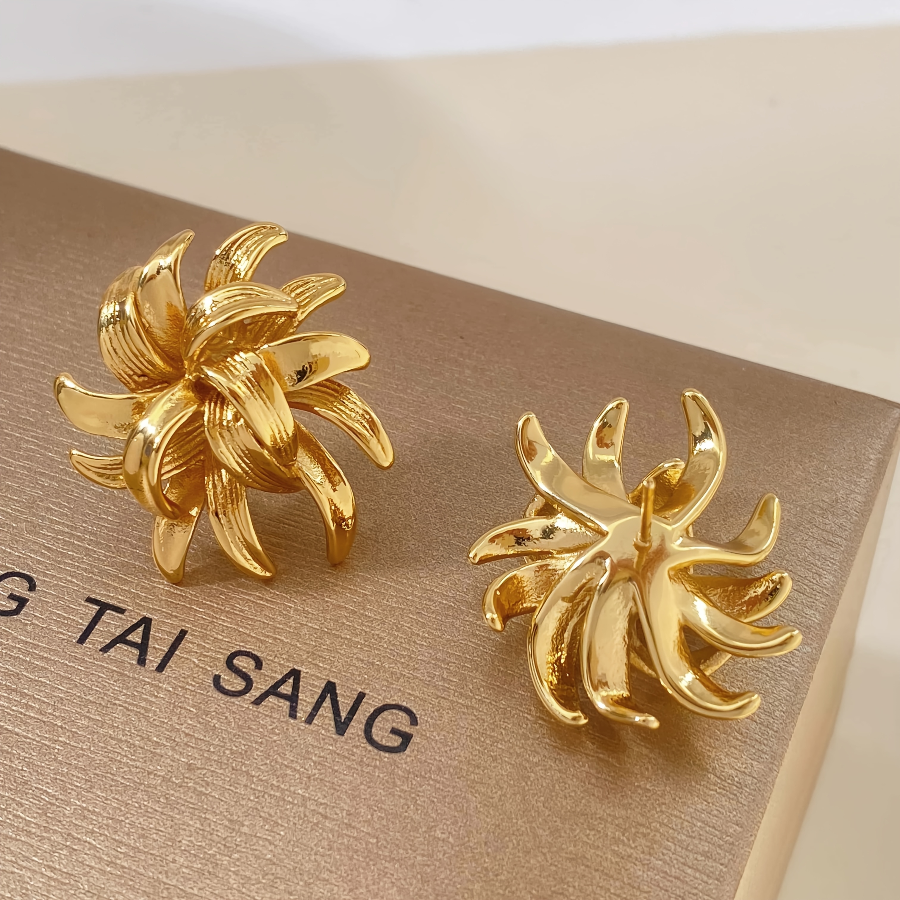 TEMU Une paire de clous d'oreilles à clous sculptés floraux en acier inoxydable doré | Boucles d'oreilles florales légères avec élégants clous