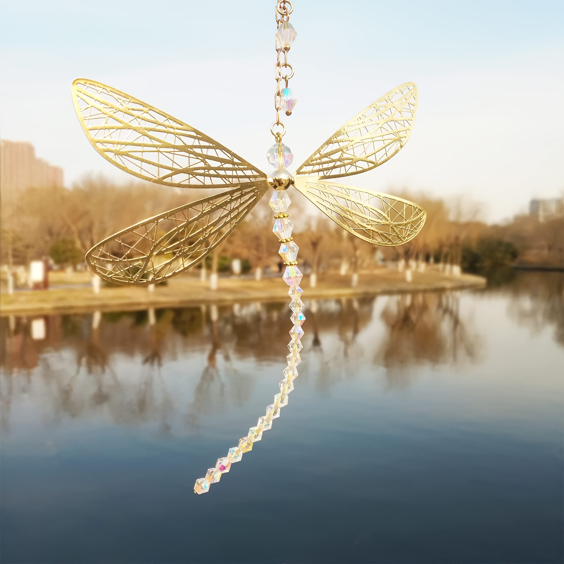 E-shop 1 Stück Künstlerischer Stil Metall Libelle Anhänger - Lebendiger Sonnenfänger mit bunten Edelsteinen, fein gearbeitetes Flügeldesign, für die