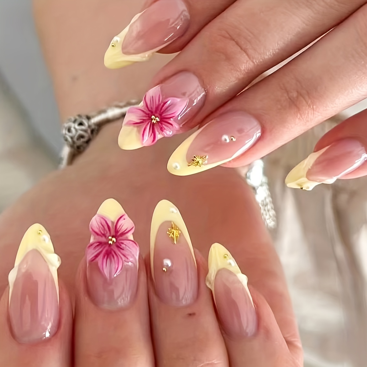 E-shop 10-teiliges Set handgefertigter Mandelförmiger Press-on-Nägel: Gelbe French-Tipps, 3D gewellte Linien, pinke 3D handgefertigte Blumen,